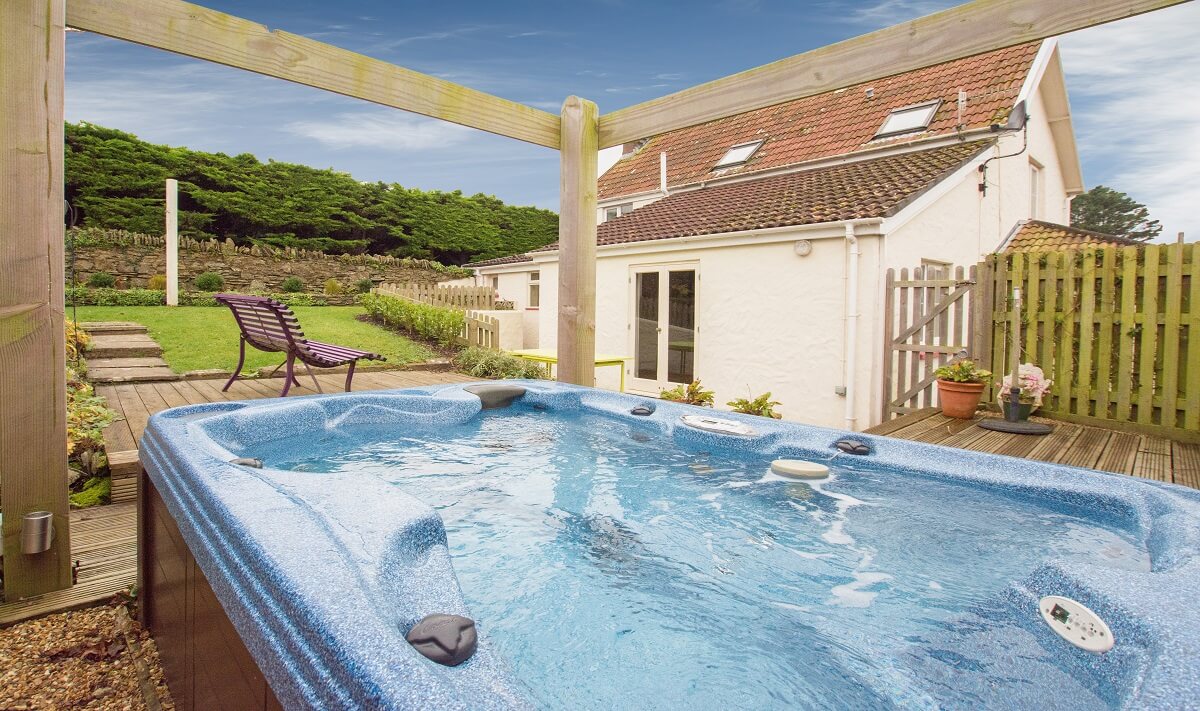 Holiday cottages with hot tubs in Croyde