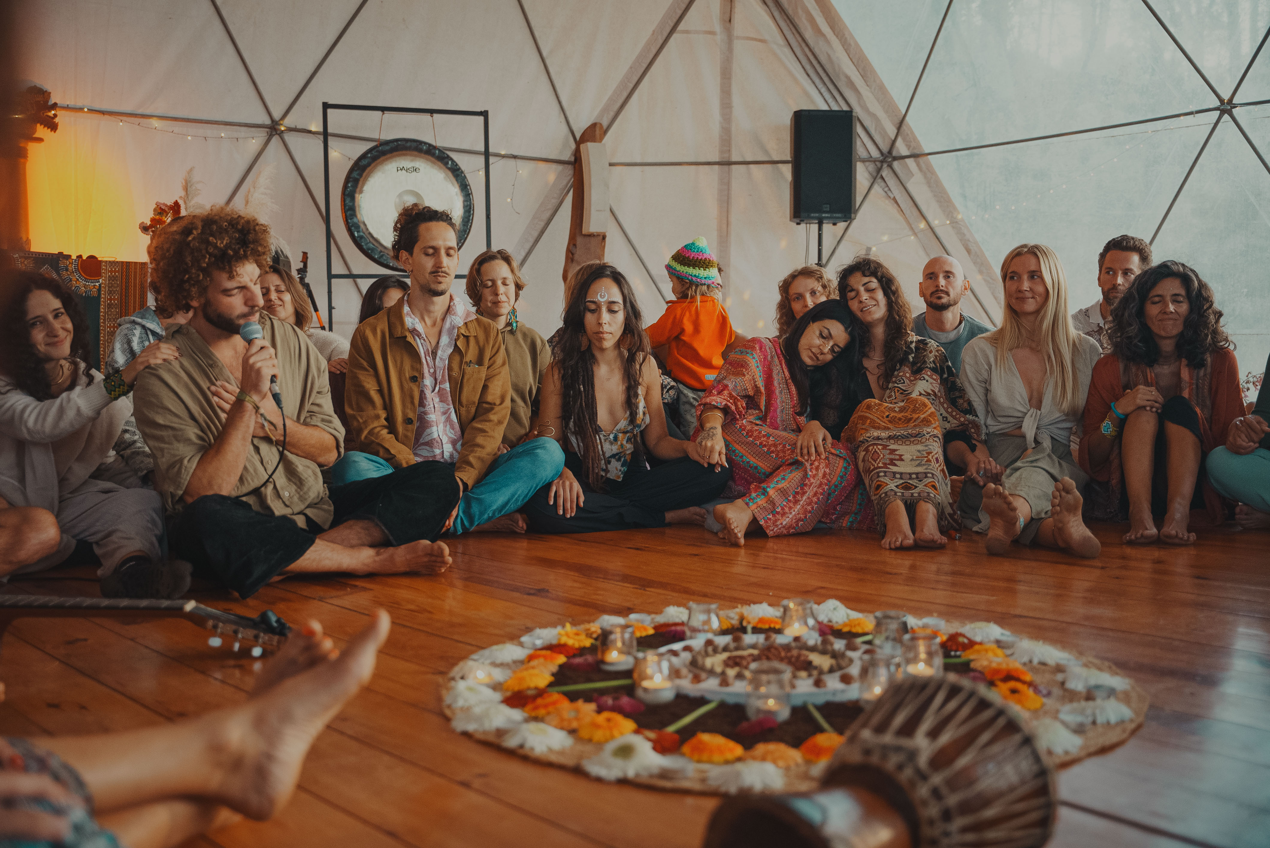 cacau cerimony people singing