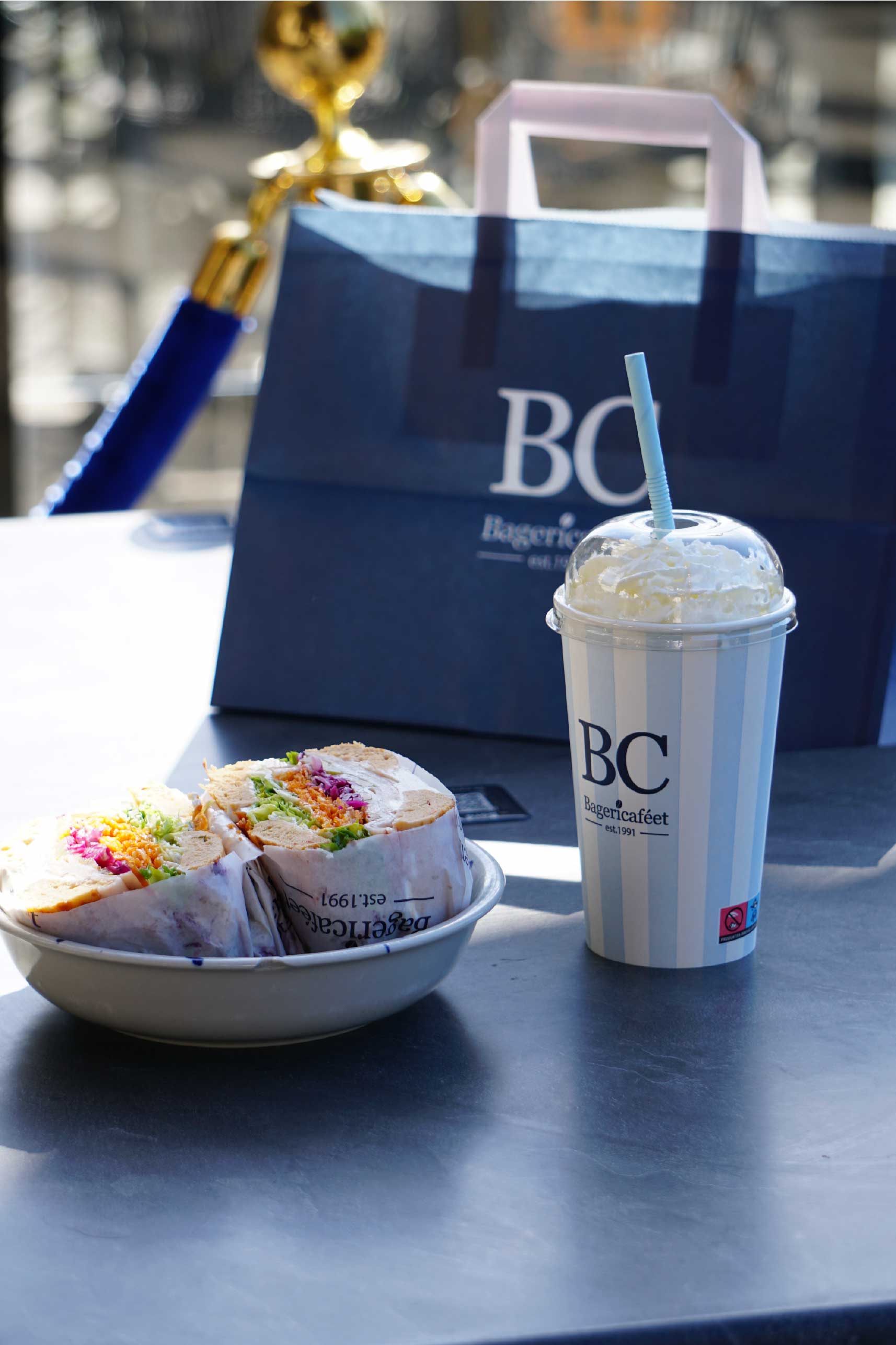Bagericaféets mörkblå kaffemugg med BC-logotyp