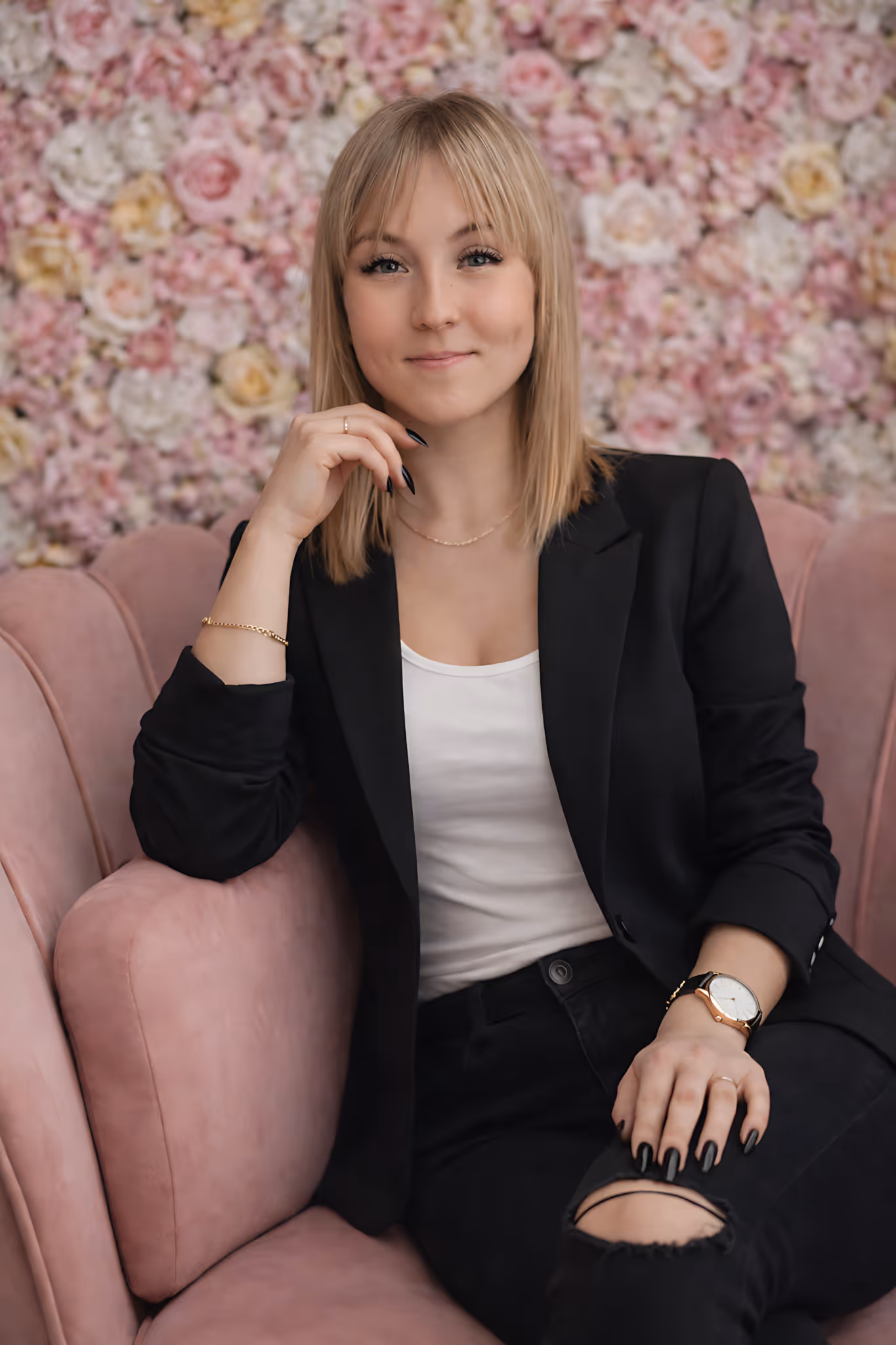 Inhaberin des LucoROSE Kosmetikstudios in Quakenbrück vor einer rosafarbenen Blumenwand