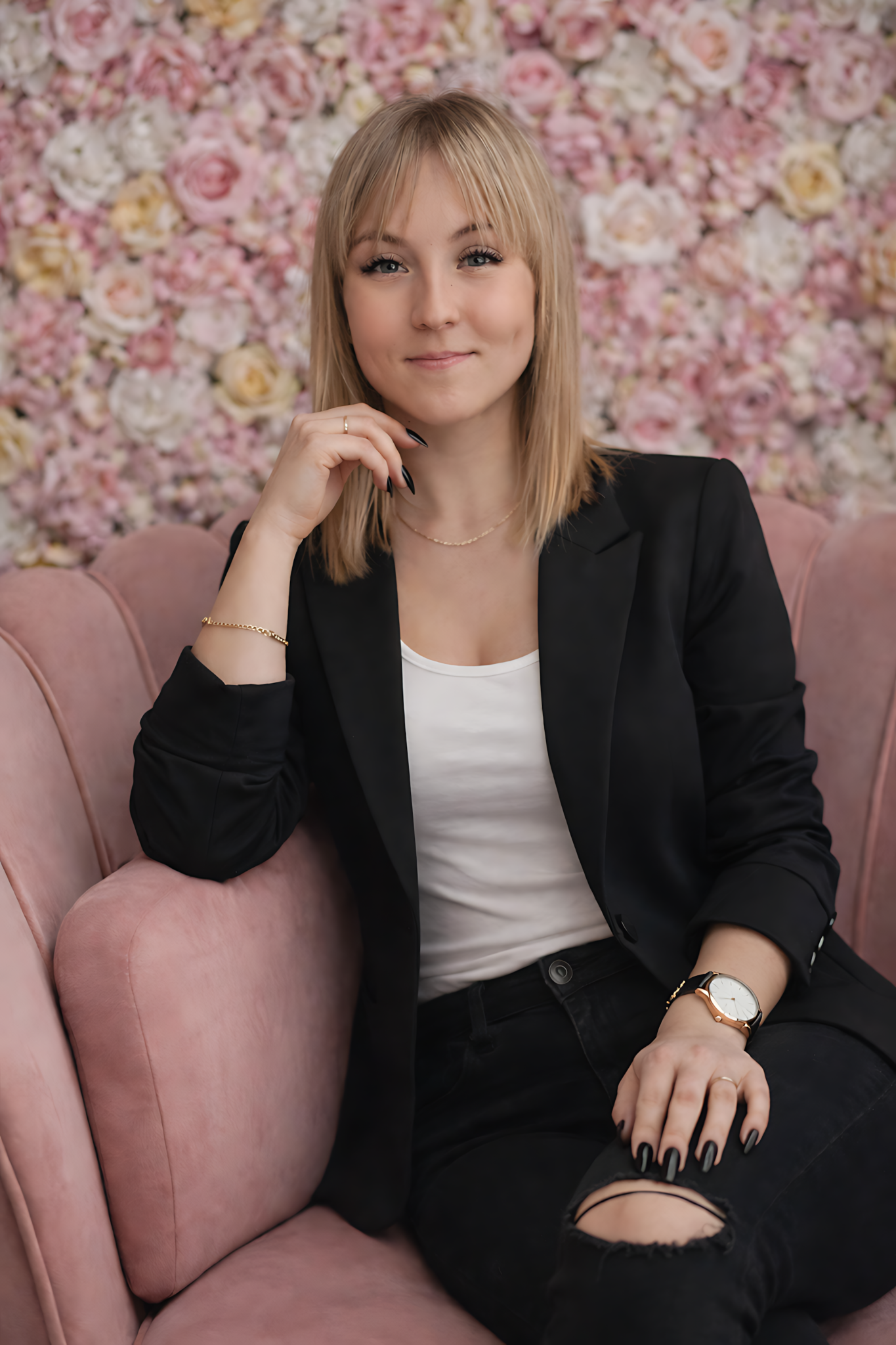 Inhaberin des LucoROSE Kosmetikstudios in Quakenbrück vor einer rosafarbenen Blumenwand