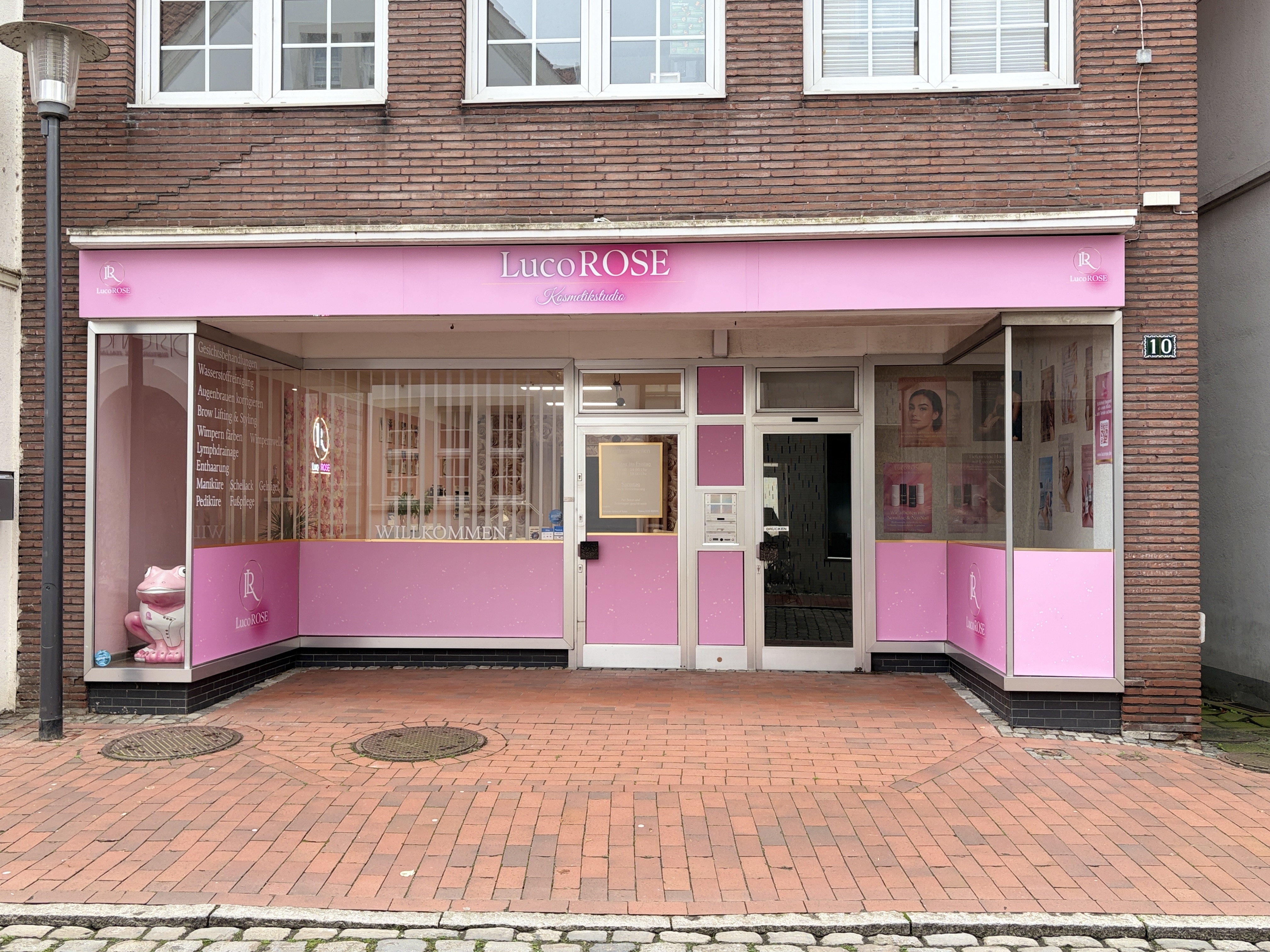 Frontansicht des LucoROSE Kosmetikstudios in Quakenbrück mit großzügiger Glasfront