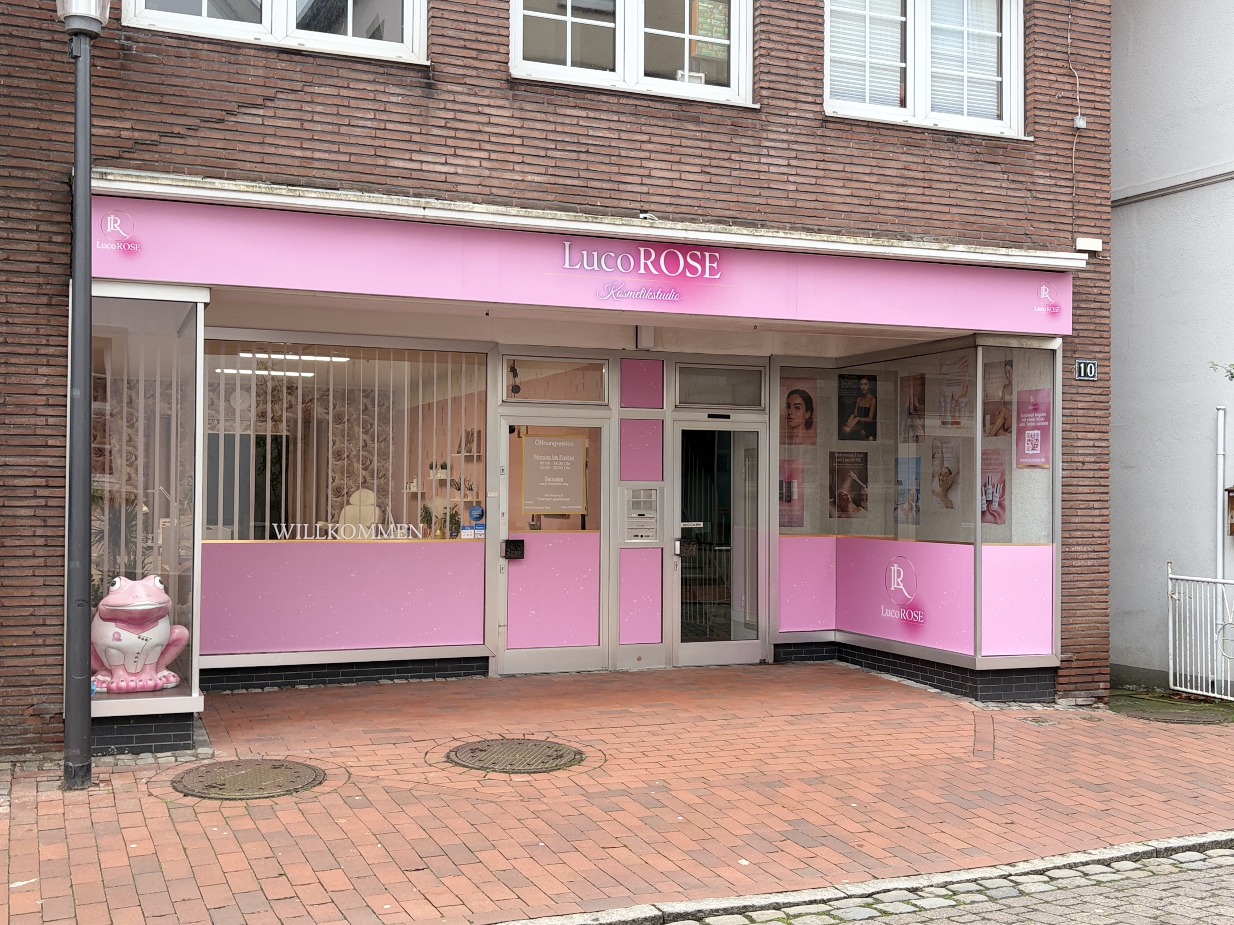 LucoROSE Kosmetikstudio in Quakenbrück – Außenansicht des Studios mit rosa Fassade