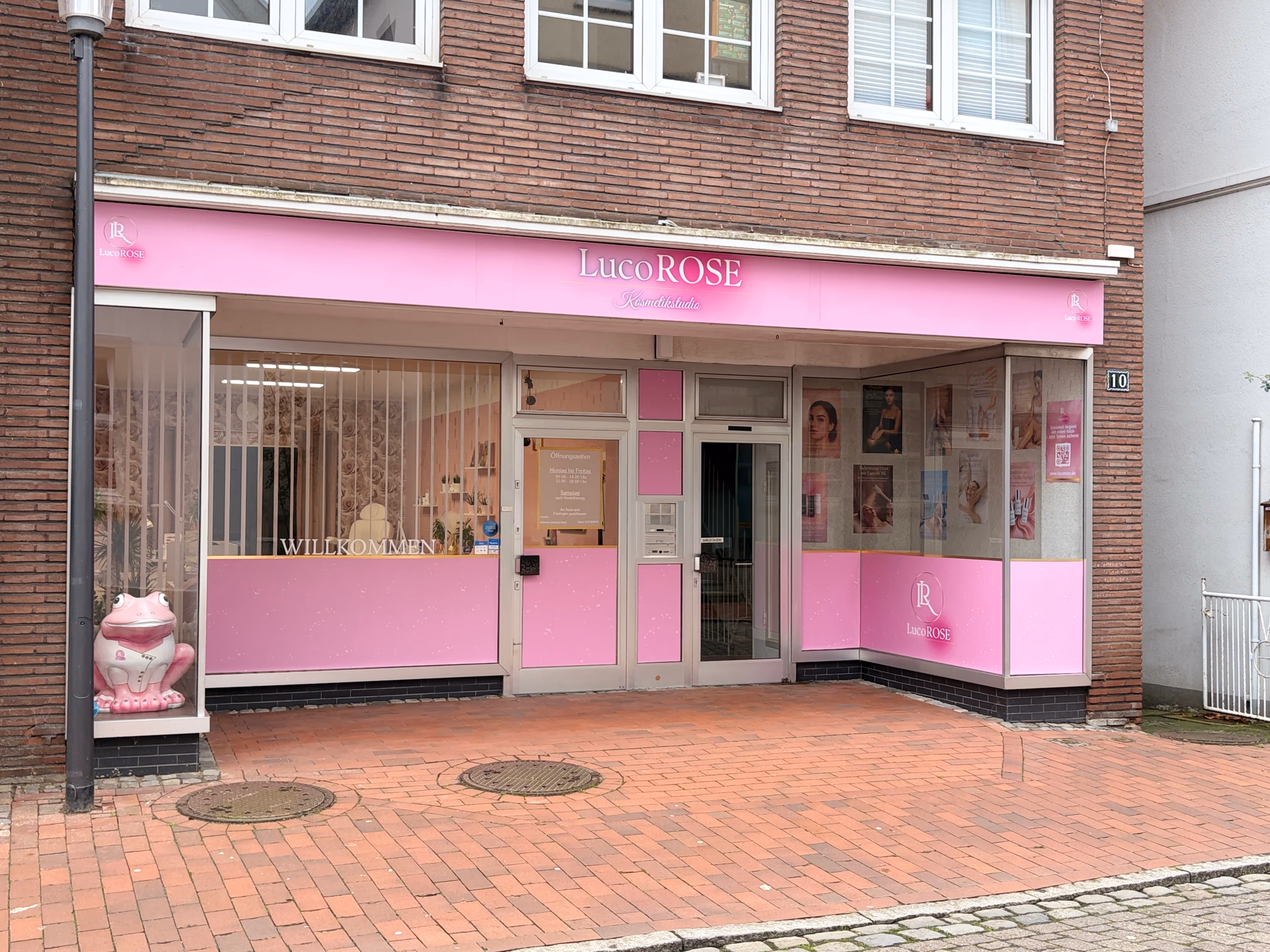 LucoROSE Kosmetikstudio in Quakenbrück – Außenansicht des Studios mit rosa Fassade