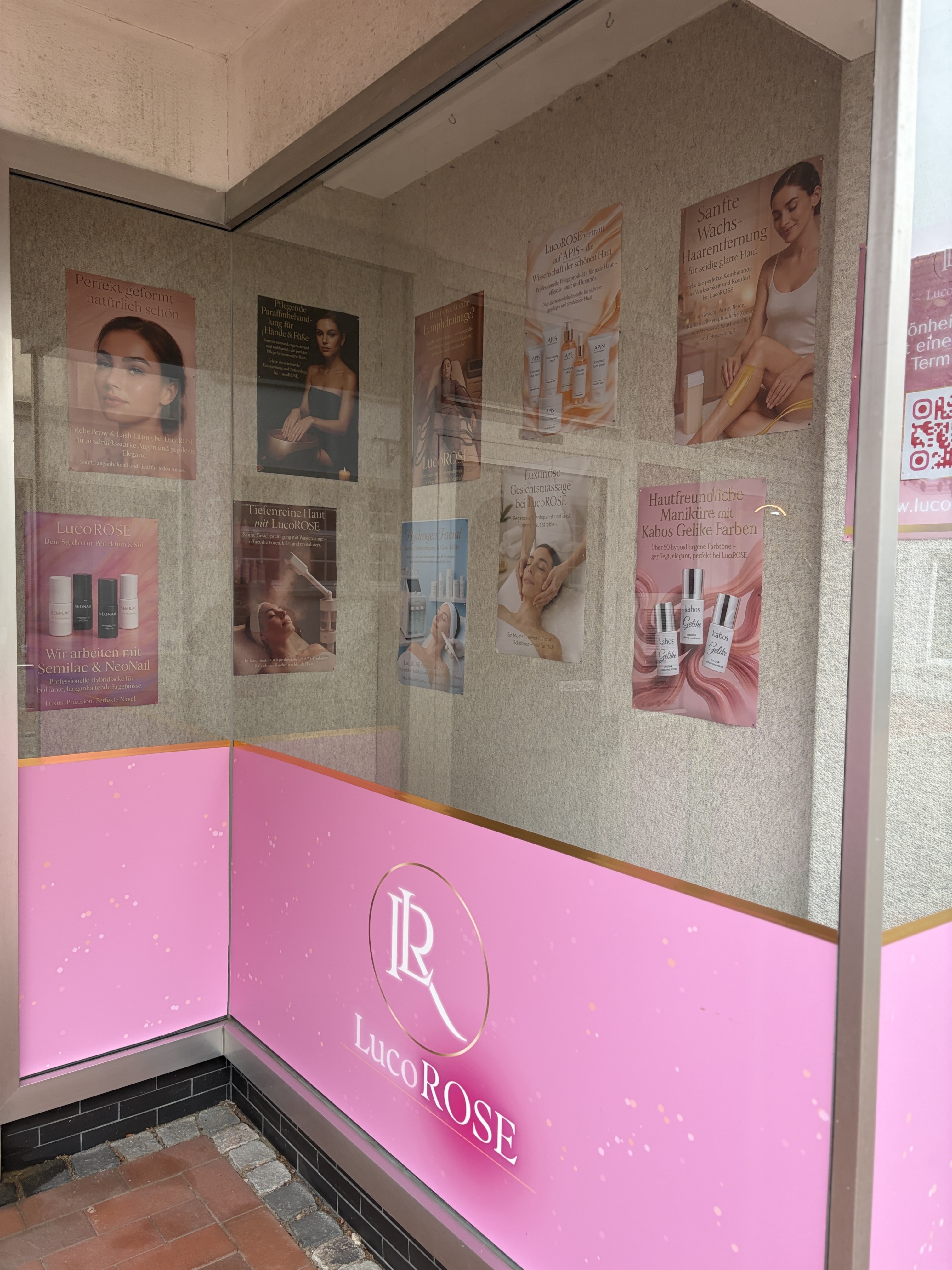 Einblick in das Schaufenster des LucoROSE Kosmetikstudios in Quakenbrück mit professionellen Kosmetikprodukten