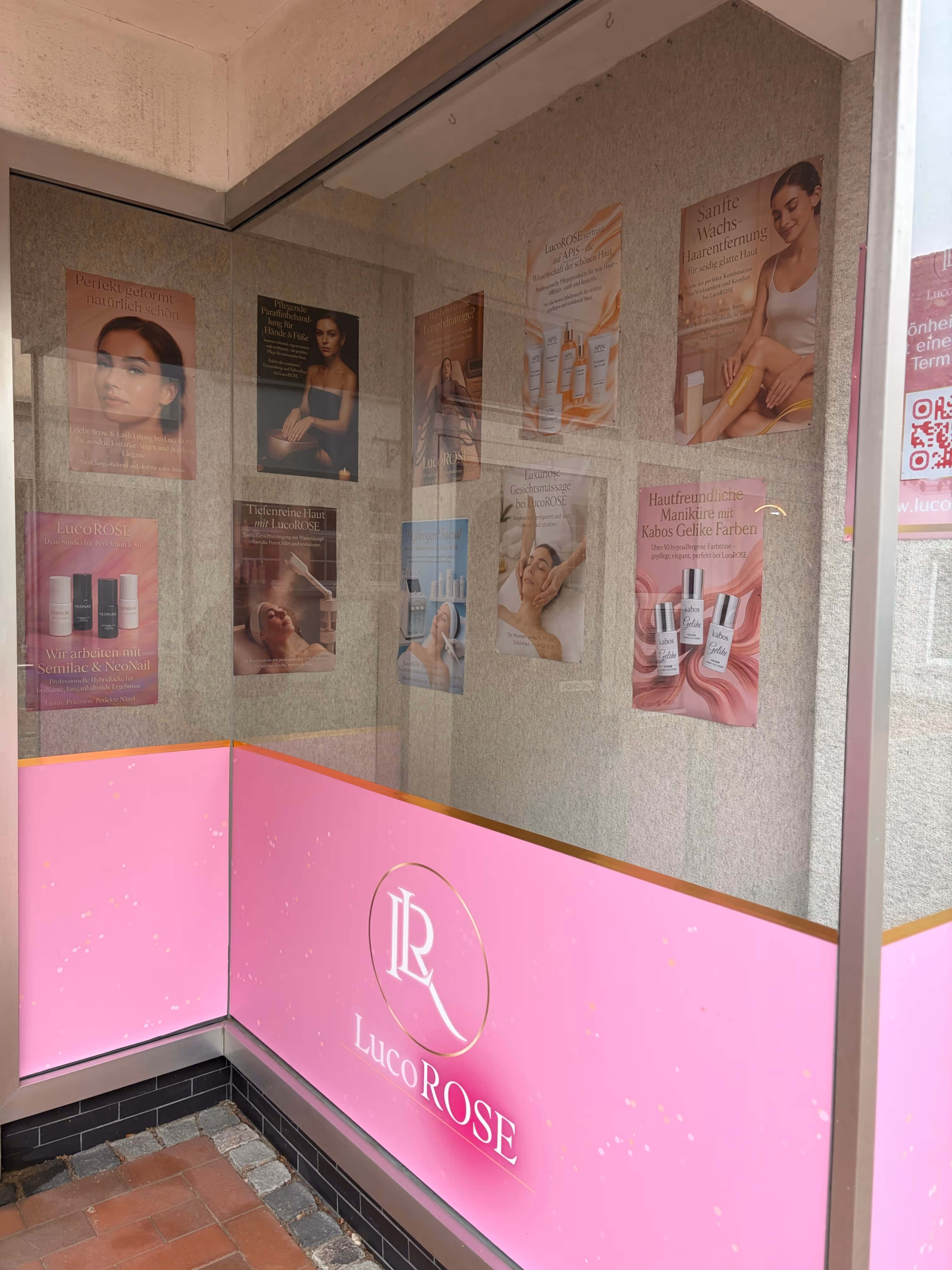 Einblick in das Schaufenster des LucoROSE Kosmetikstudios in Quakenbrück mit professionellen Kosmetikprodukten