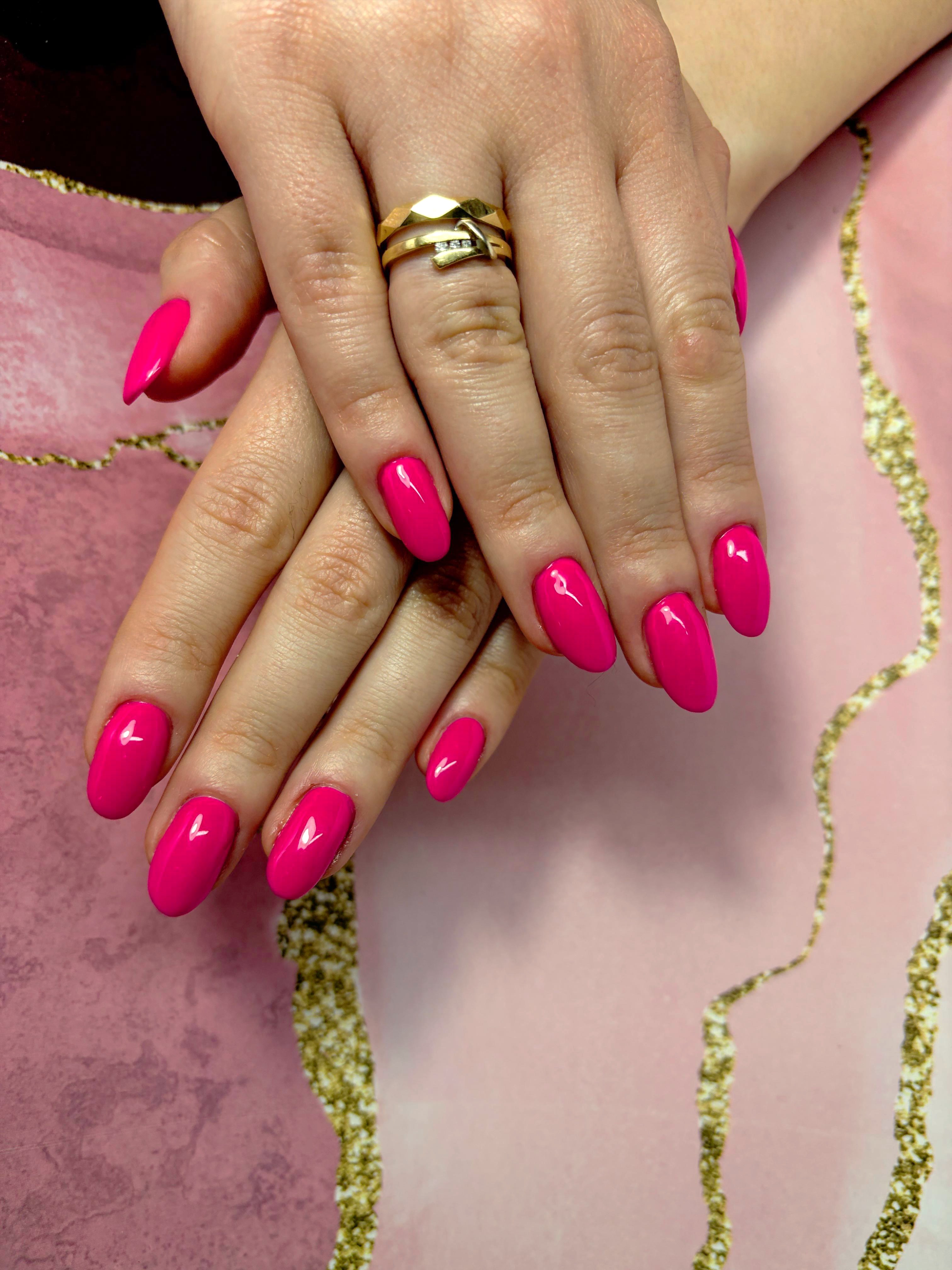 Professionelle Maniküre mit pinker Gelmodellage bei LucoROSE in Quakenbrück