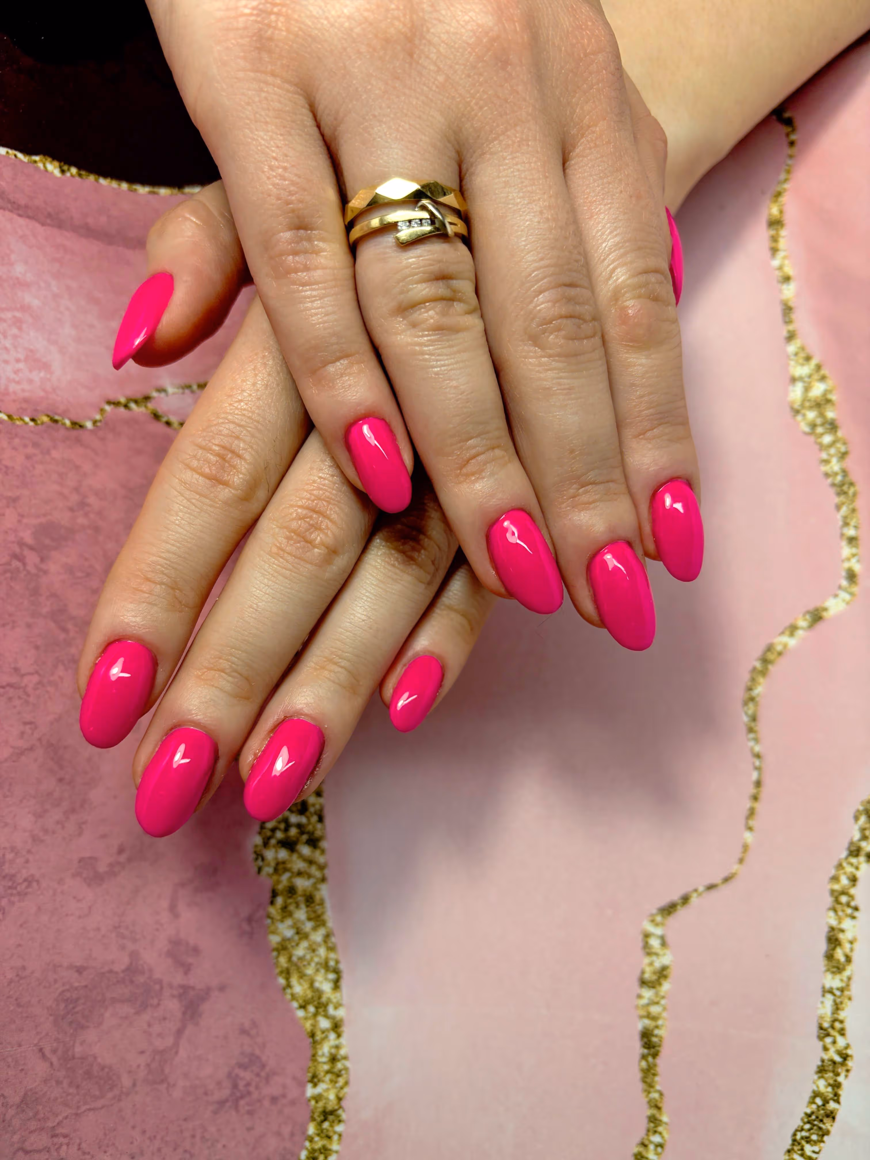 Professionelle Maniküre mit pinker Gelmodellage bei LucoROSE in Quakenbrück