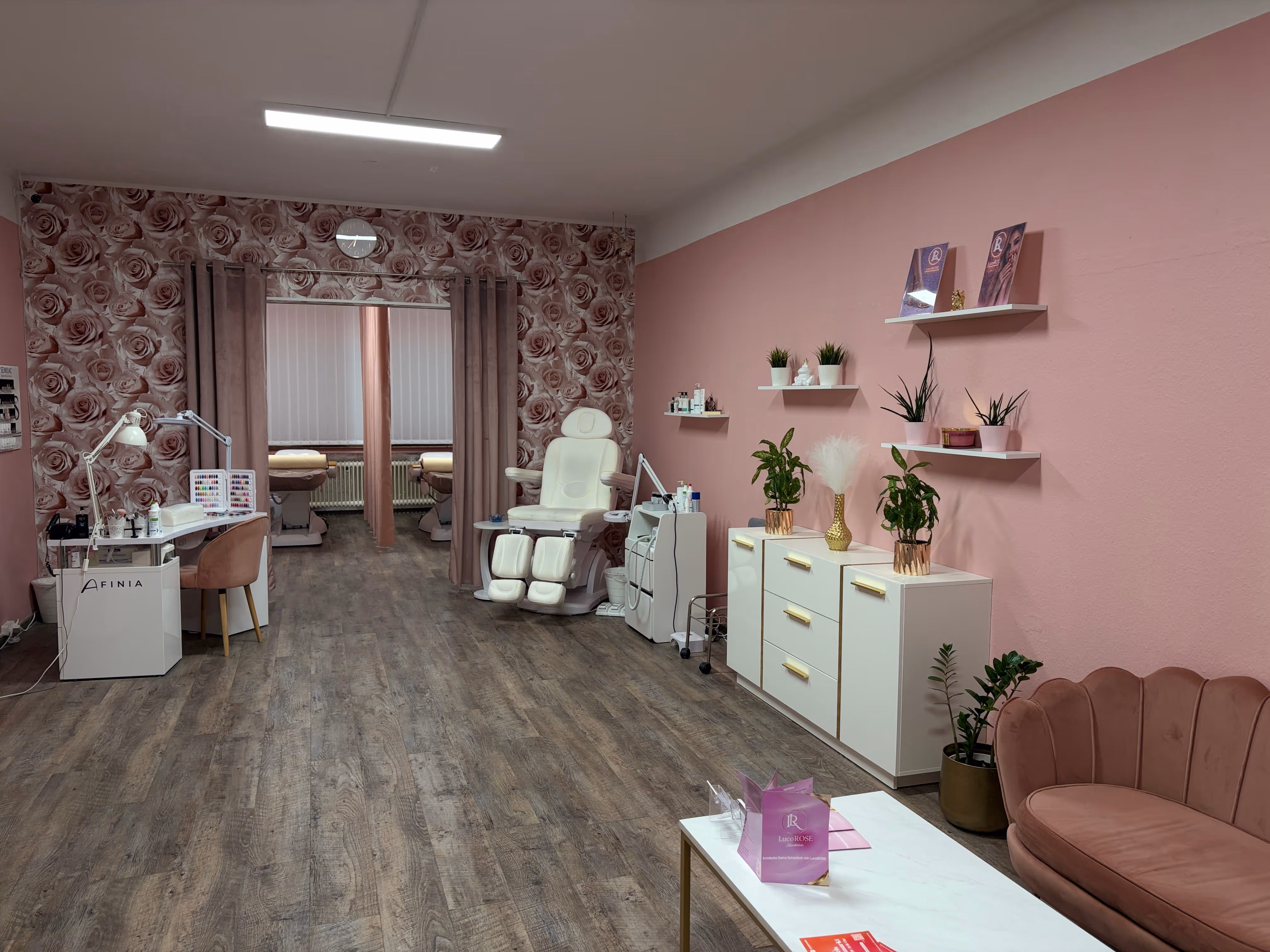 Innenansicht des LucoROSE Kosmetikstudios in Quakenbrück mit Behandlungsbereich und stilvoller Einrichtung