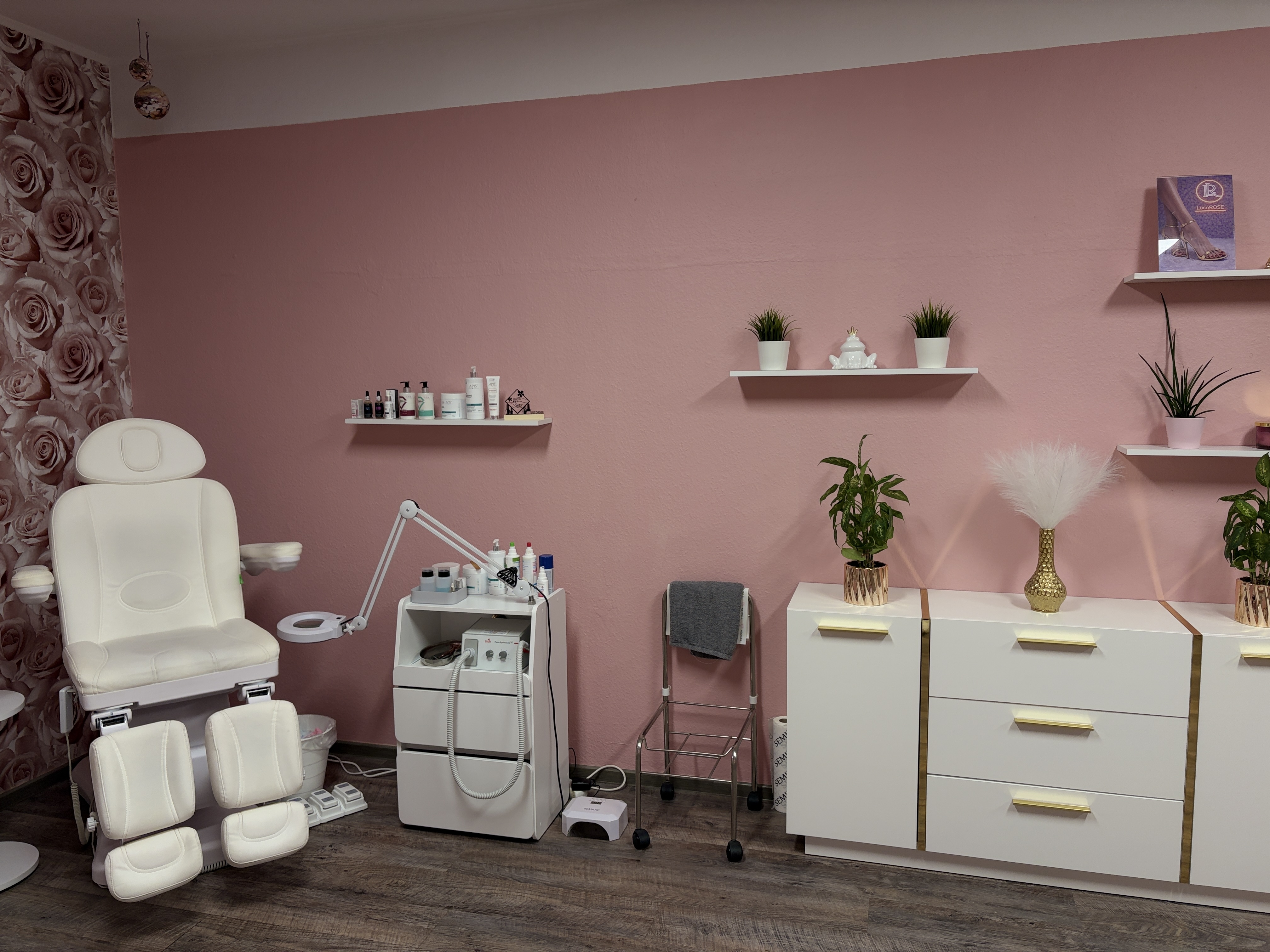Behandlungsraum im LucoROSE Kosmetikstudio in Quakenbrück mit moderner Ausstattung für Gesichts- und Pflegebehandlungen