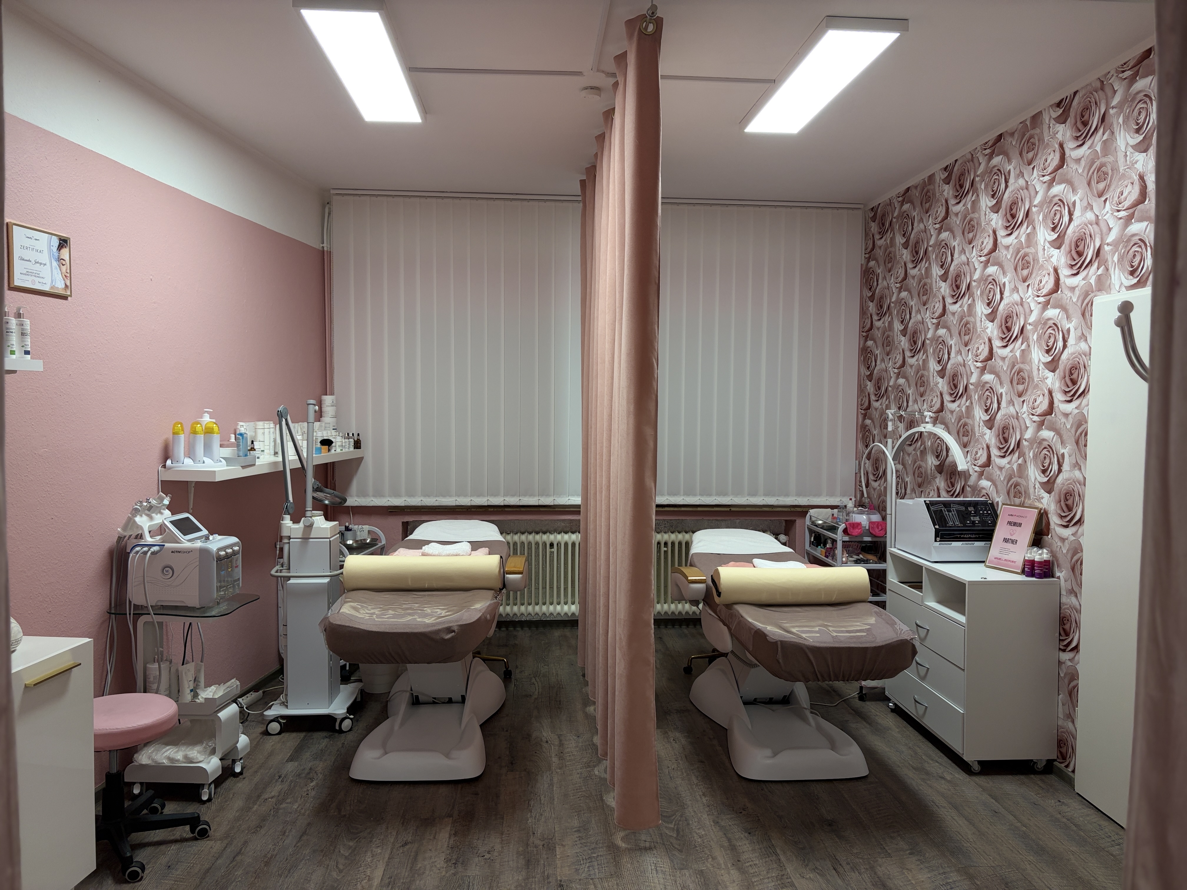 Moderner Behandlungsbereich im LucoROSE Kosmetikstudio in Quakenbrück mit zwei Kosmetikliegen