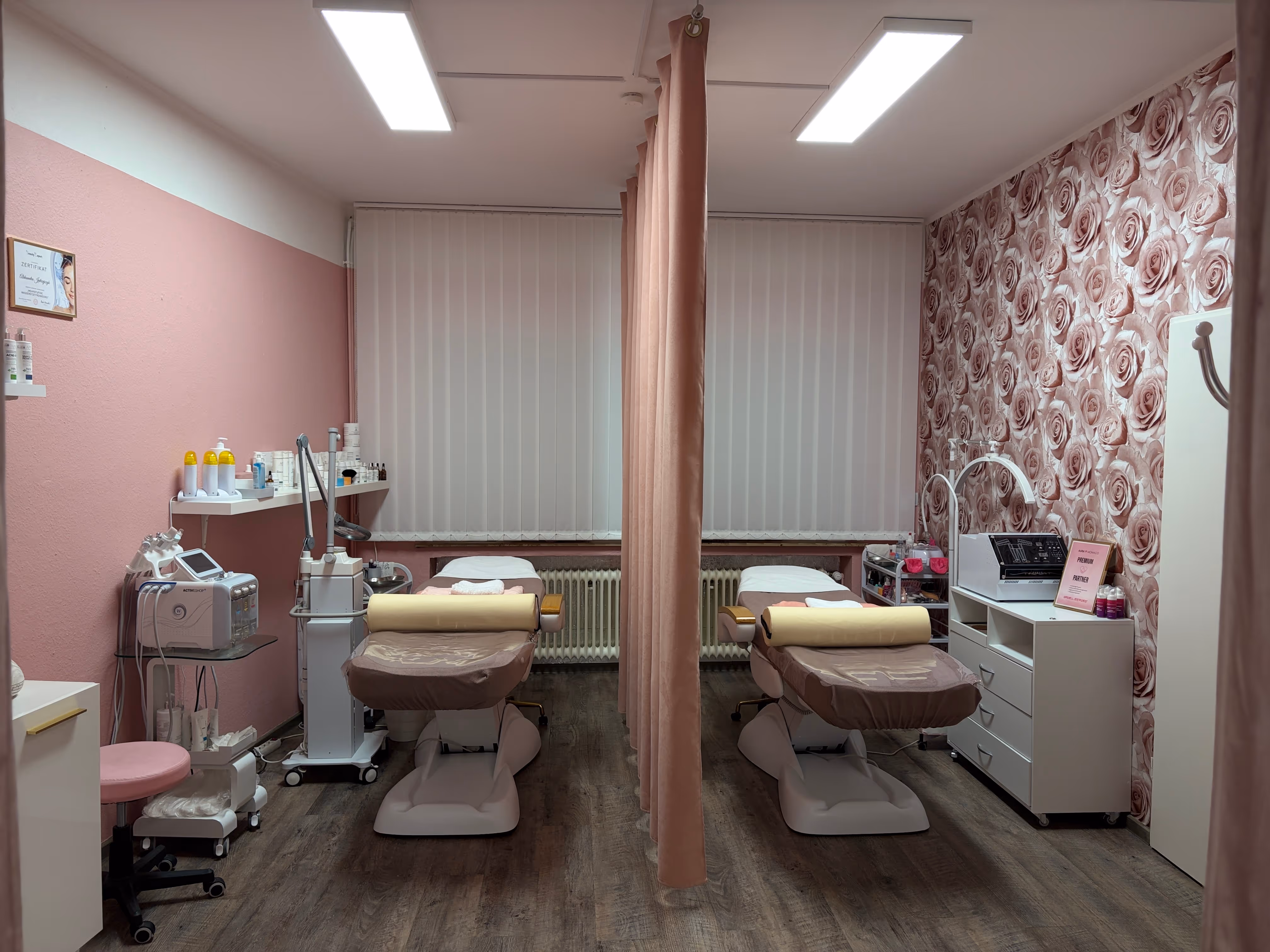 Moderner Behandlungsbereich im LucoROSE Kosmetikstudio in Quakenbrück mit zwei Kosmetikliegen