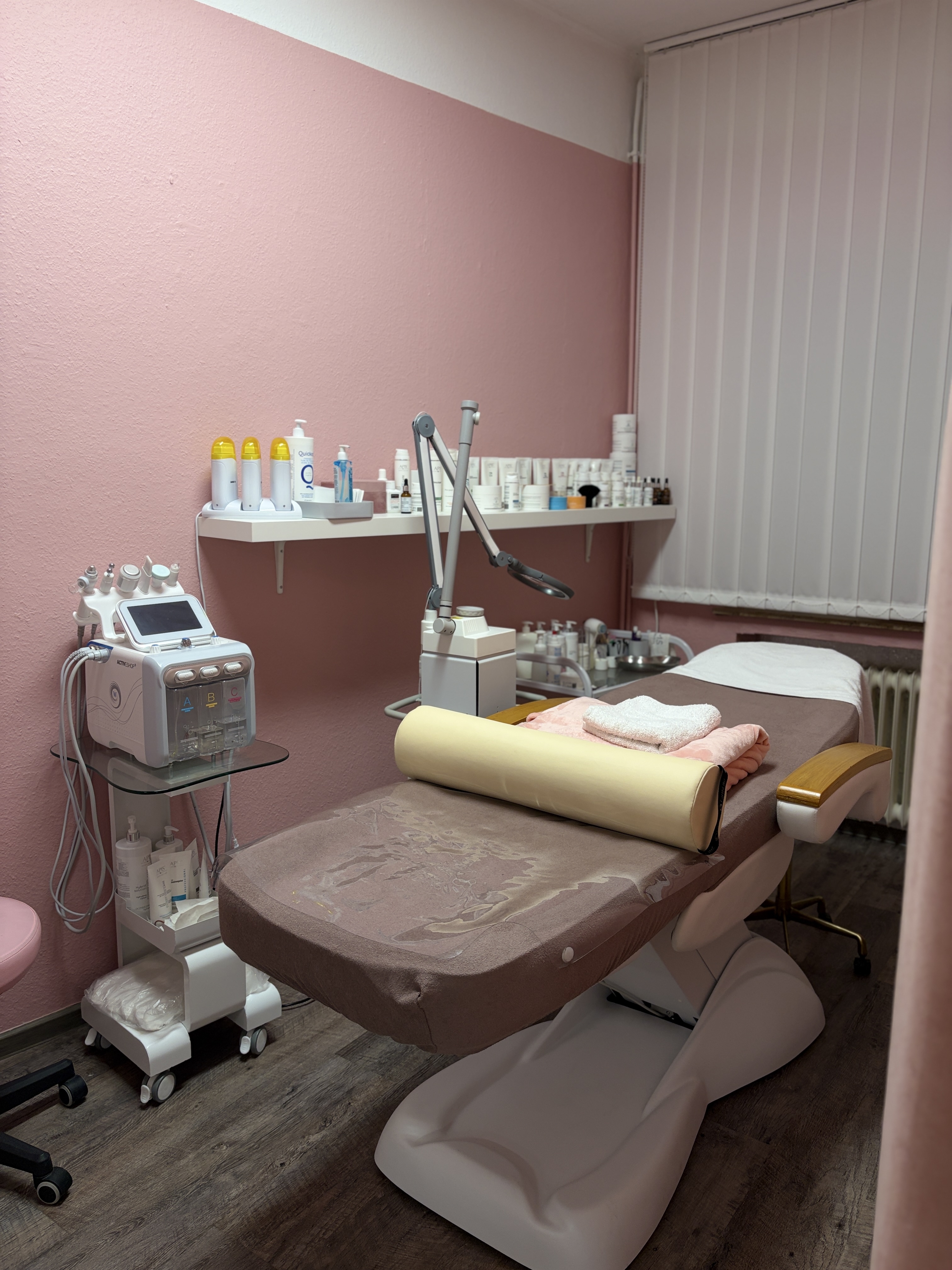 Kosmetikliege mit moderner Geräteausstattung im LucoROSE Kosmetikstudio in Quakenbrück