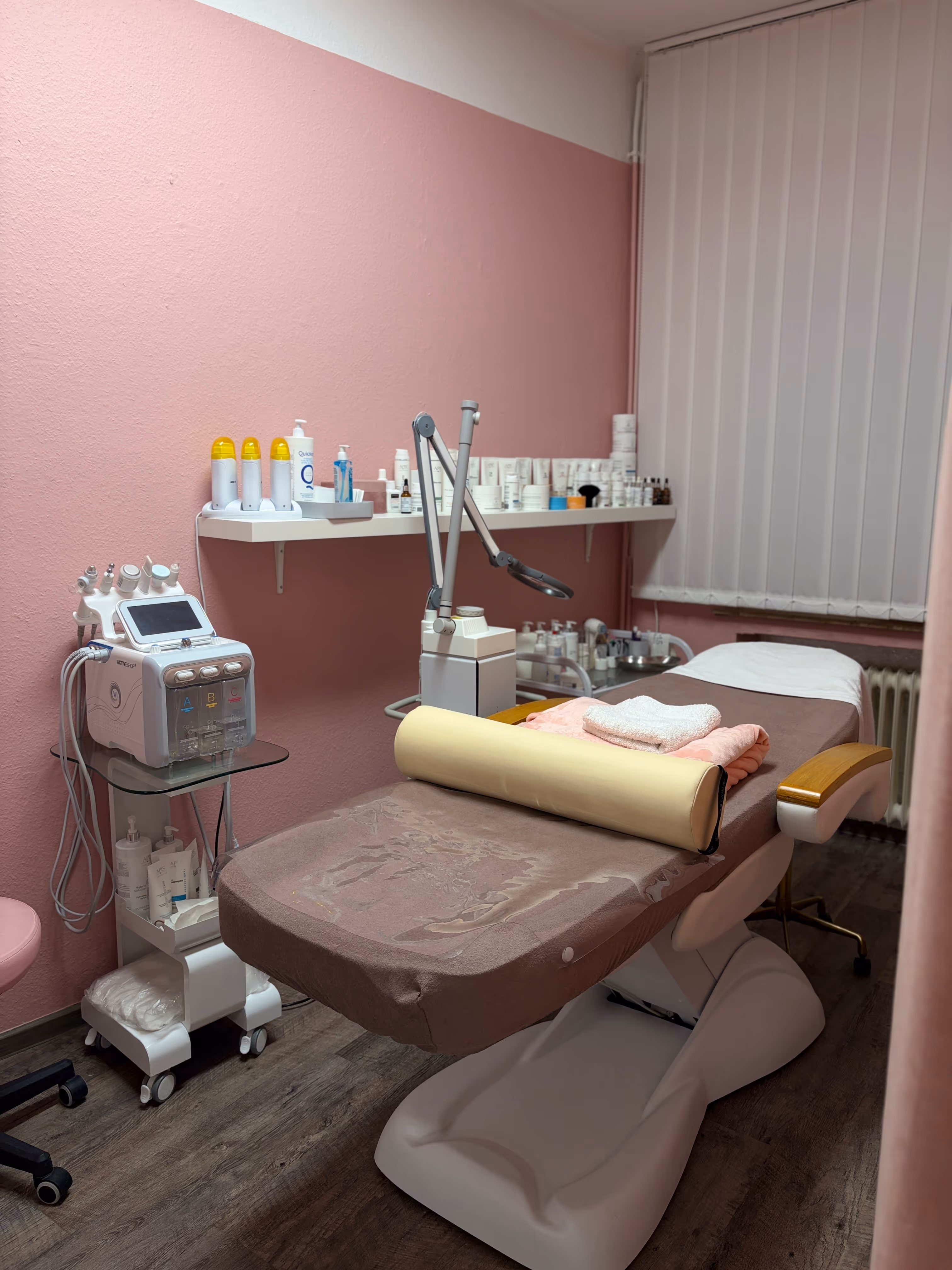 Kosmetikliege mit moderner Geräteausstattung im LucoROSE Kosmetikstudio in Quakenbrück