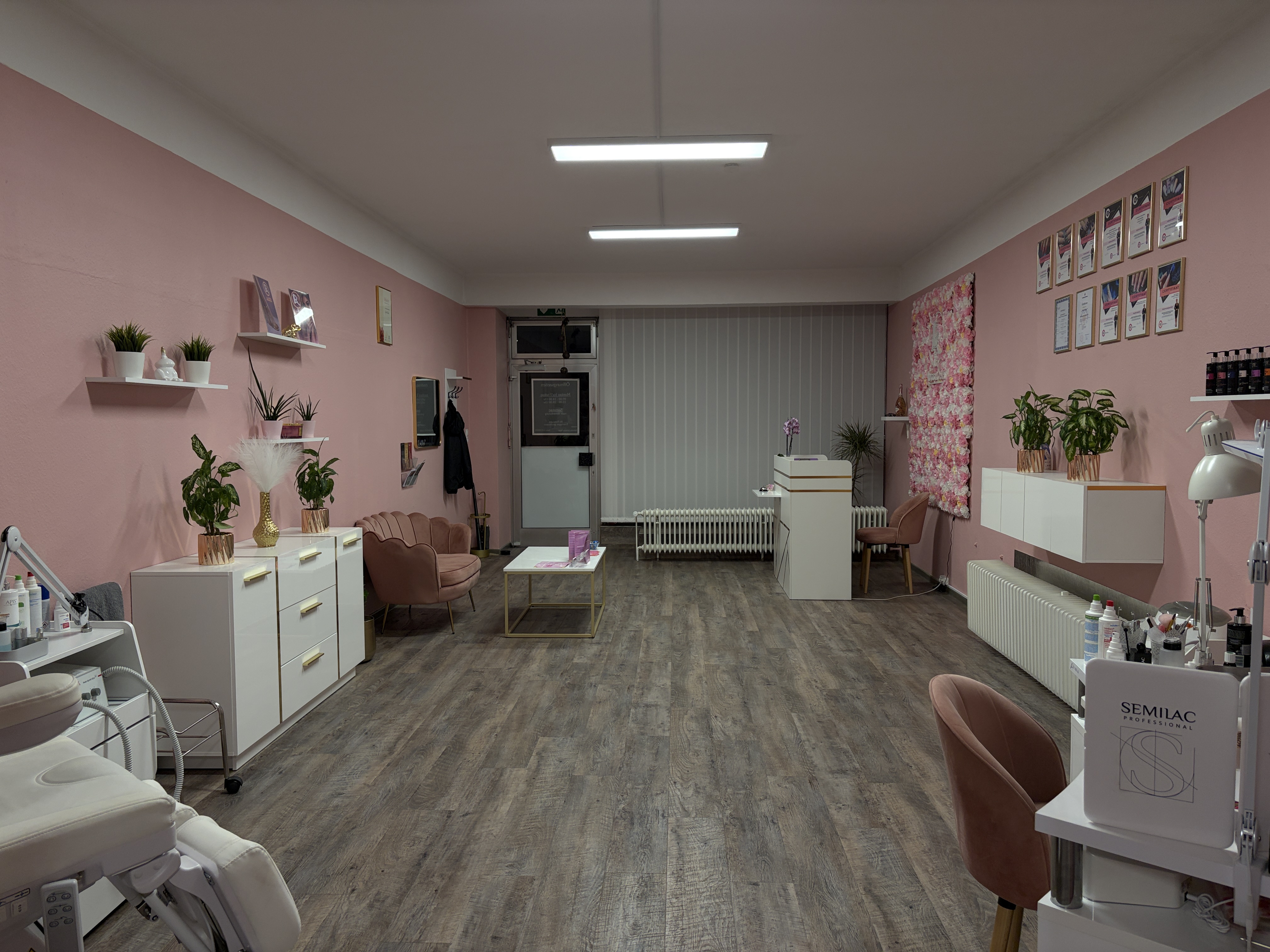 Großzügige Innenansicht des LucoROSE Kosmetikstudios in Quakenbrück mit modernen Behandlungsbereichen