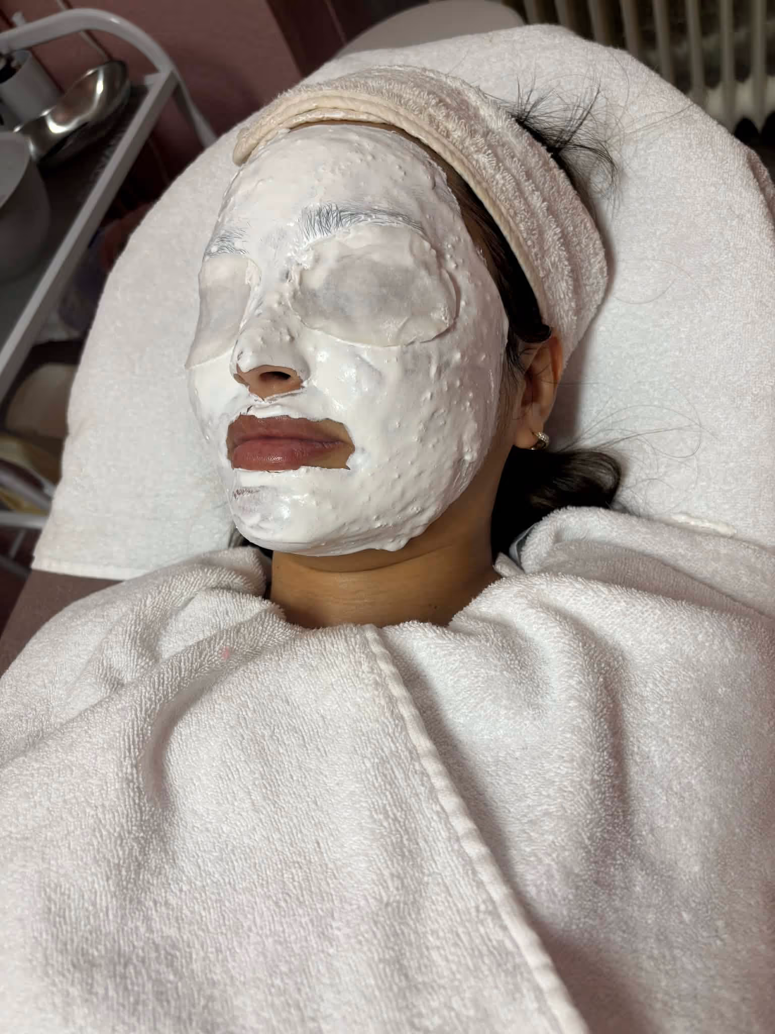 Professionelle Gesichtsbehandlung mit regenerierender Maske bei LucoROSE in Quakenbrück