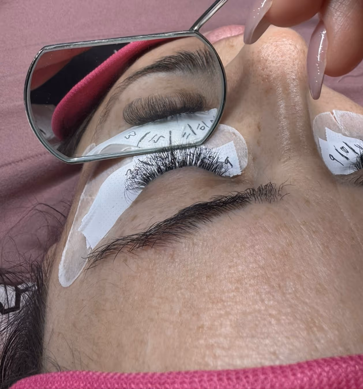 3D Wimpernverlängerung Behandlung – präzise Applikation im Studio