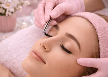 Augenbrauenstyling und Wimpernbehandlungen im Kosmetikstudio LucoROSE