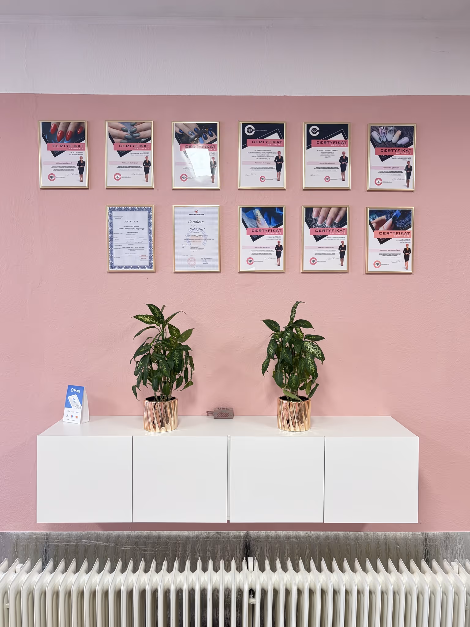 Kosmetikstudio mit rosa und goldenen Details