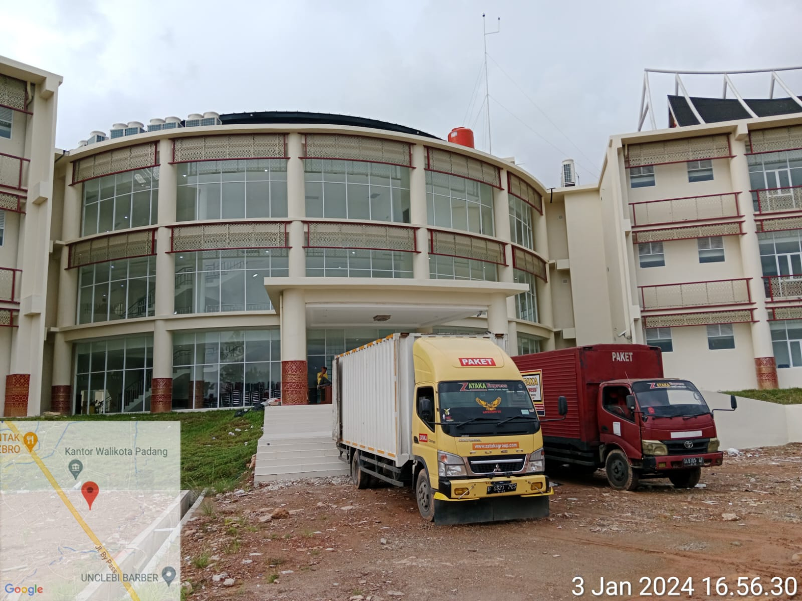 Foto truk Zataka Express di area operasional, menunjukkan nilai tambah logistik dalam mempercepat arus distribusi dan mengurangi biaya operasional