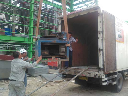 Proses pengiriman alat berat dari Jakarta dengan armada khusus yang diperiksa oleh petugas lapangan