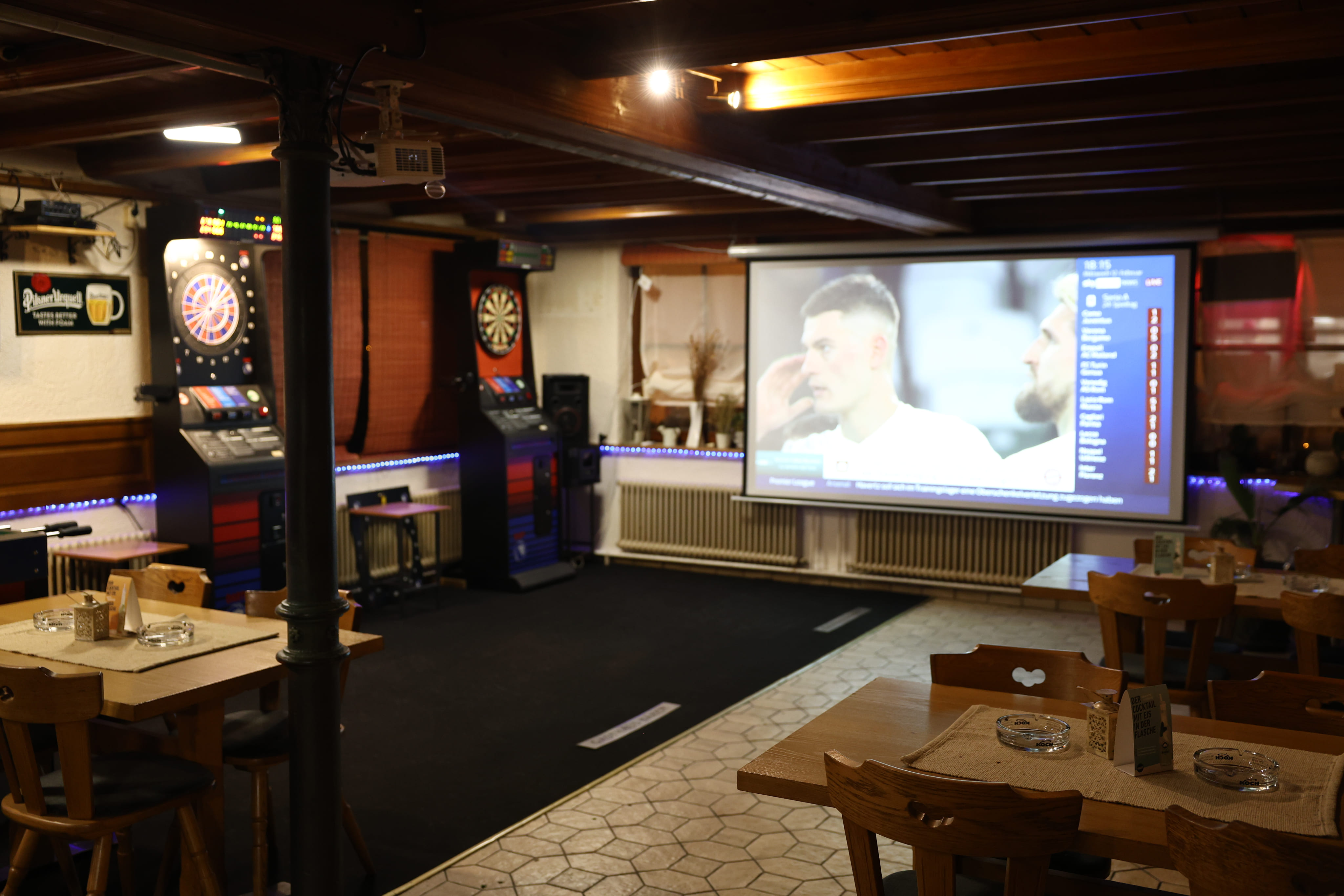 Bild von Leinwand in der Bar