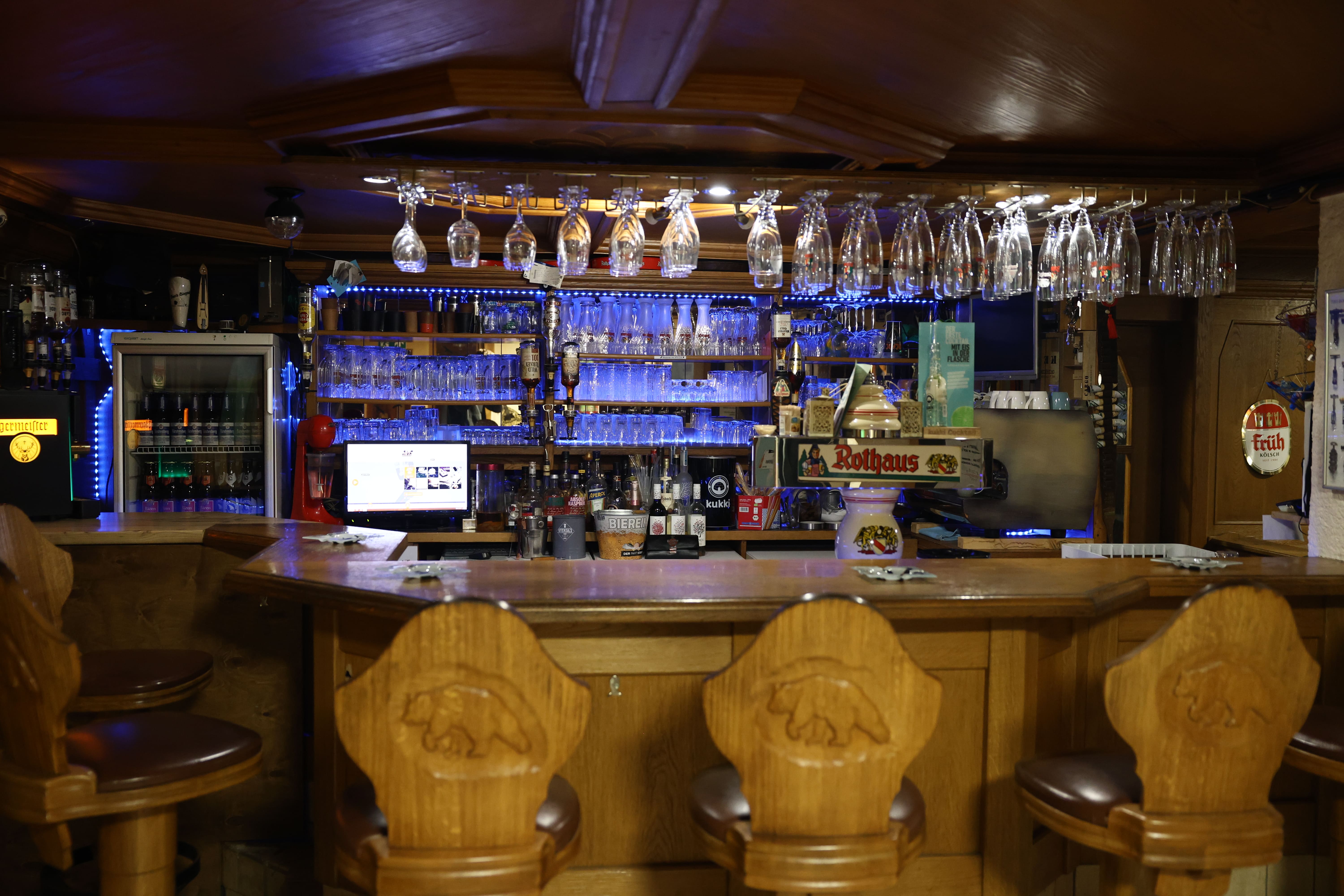 Bild von Theke mit Barhockern davor