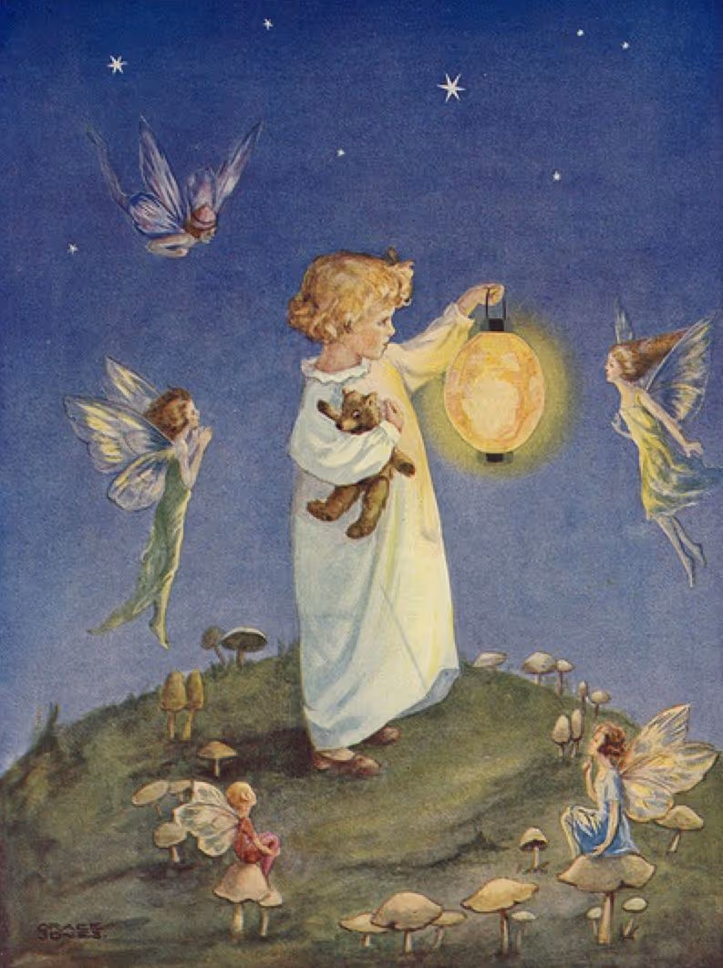 Un enfant en chemise de nuit tenant un ourson et une lanterne allumée entouré de cinq fées avec des ailes lumineuses sur une colline avec des champignons sous un ciel étoilé.
