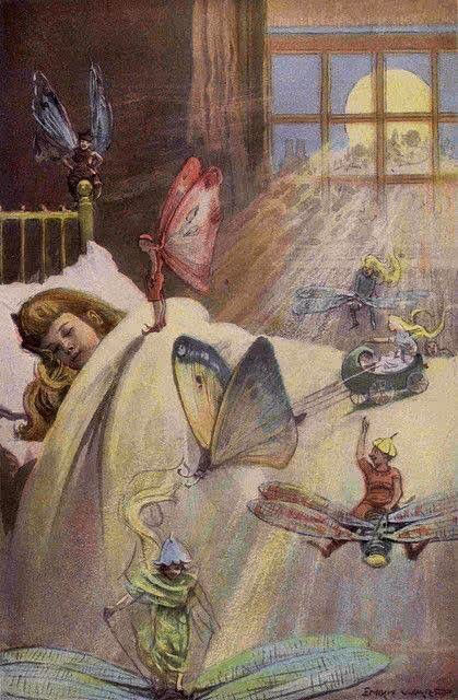 Une femme endormie sous une couverture avec plusieurs petites créatures ailées ressemblant à des fées et des insectes magiques volant autour d’elle dans une chambre éclairée par la lune à travers une fenêtre.