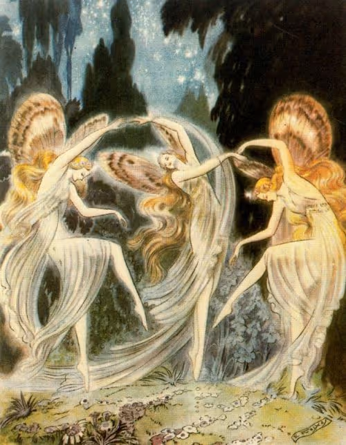 Illustration de trois fées dansant dans une clairière, portant des robes fluides et des ailes délicates, entourées de végétation luxuriante sous un ciel étoilé.