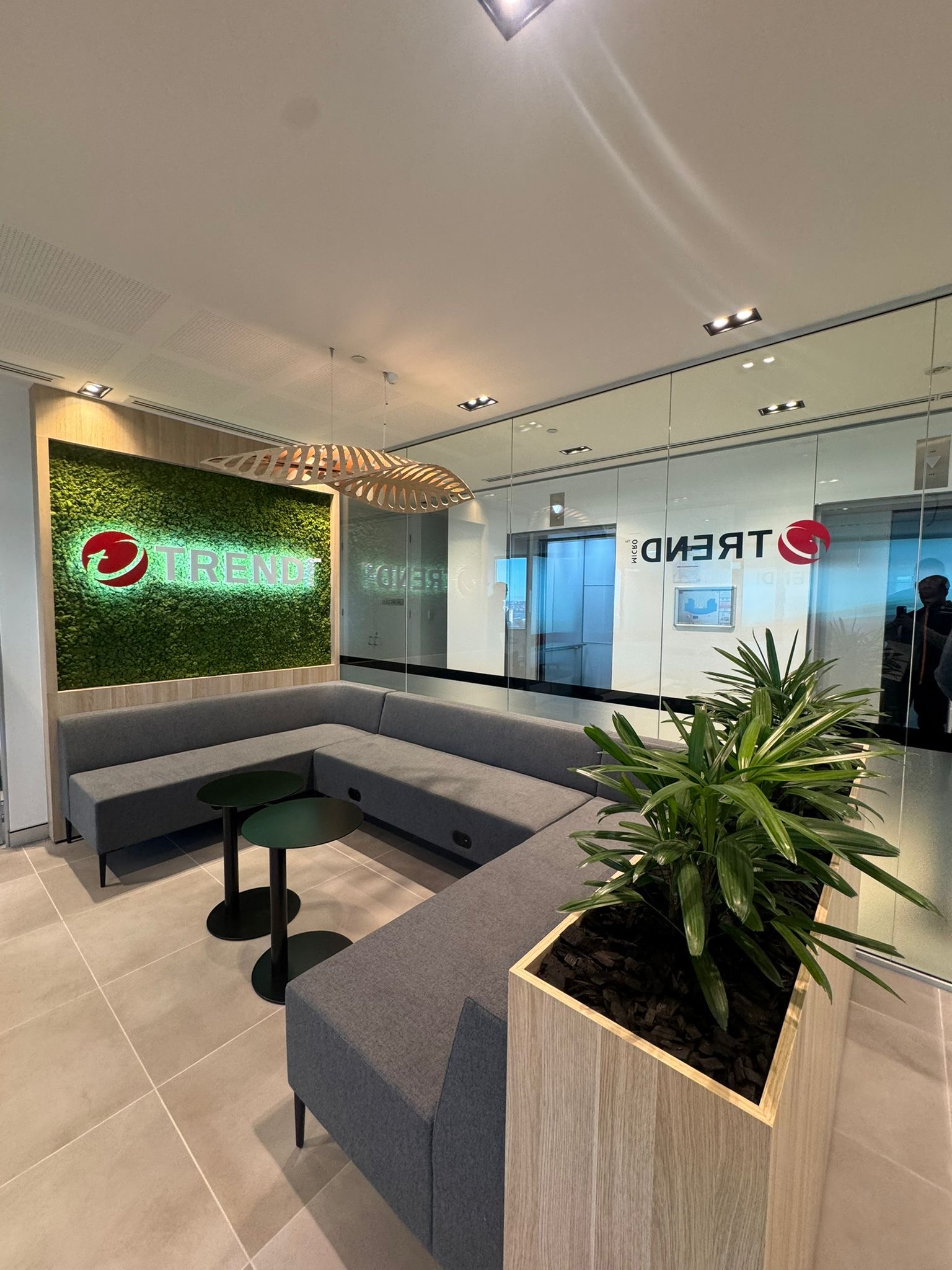 [background image] image of modern auto shop