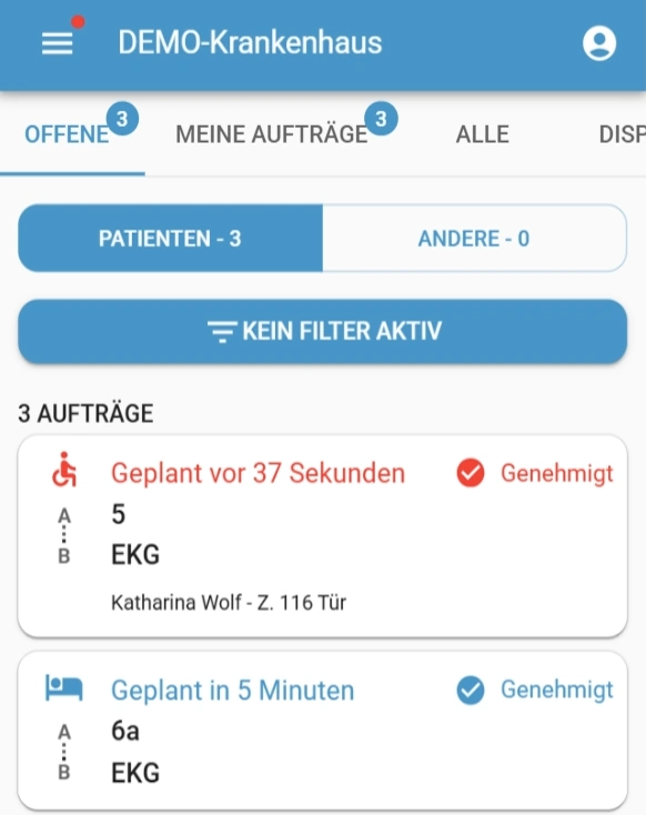 Mobile App-Bildschirm der Auftragsliste zeigt drei offene Patientenaufträge mit Zeiten und Genehmigungsstatus.
