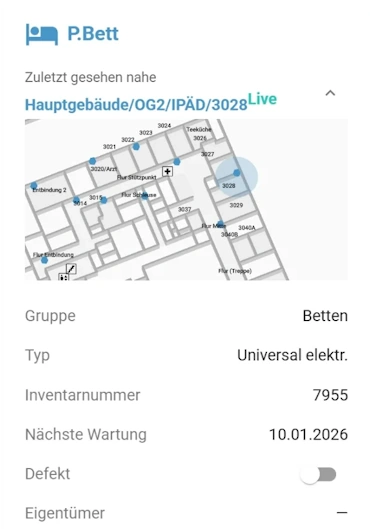 Digitale Ansicht eines Bettenstandorts mit Gebäudegrundriss, Inventarnummer 7955, Typ Universal elektrisch und dem nächsten Wartungstermin.