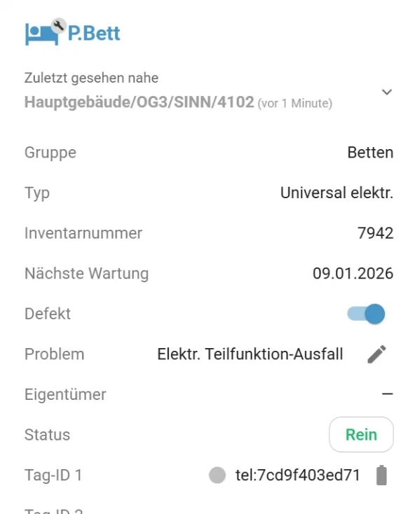 App-Ansicht für ein elektrisches Universalbett mit Inventarnummer 7942, zuletzt gesehen in Hauptgebäude OG3 SINN 4102, nächster Wartungstermin 09.01.2026, mit dem Defektstatus aktiviert und dem Problem 'Elektrischer Teilfunktionsausfall'.