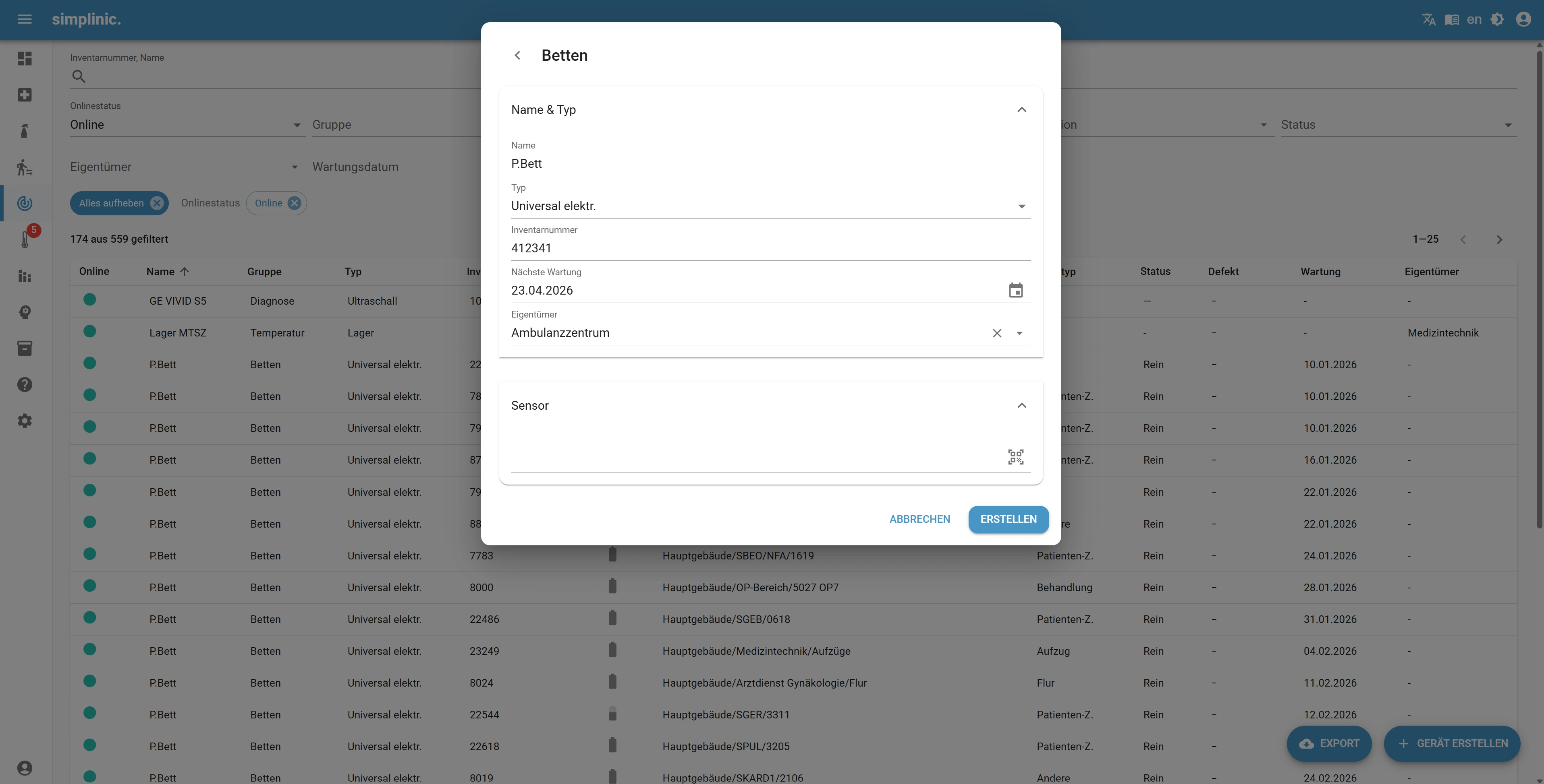Die Sofwareansicht zeigt Details eines Betts namens P.Bett mit Inventarnummer 412341, nächster Wartungstermin 23.04.2026, Eigentümer ist das Ambulanzzentrum.