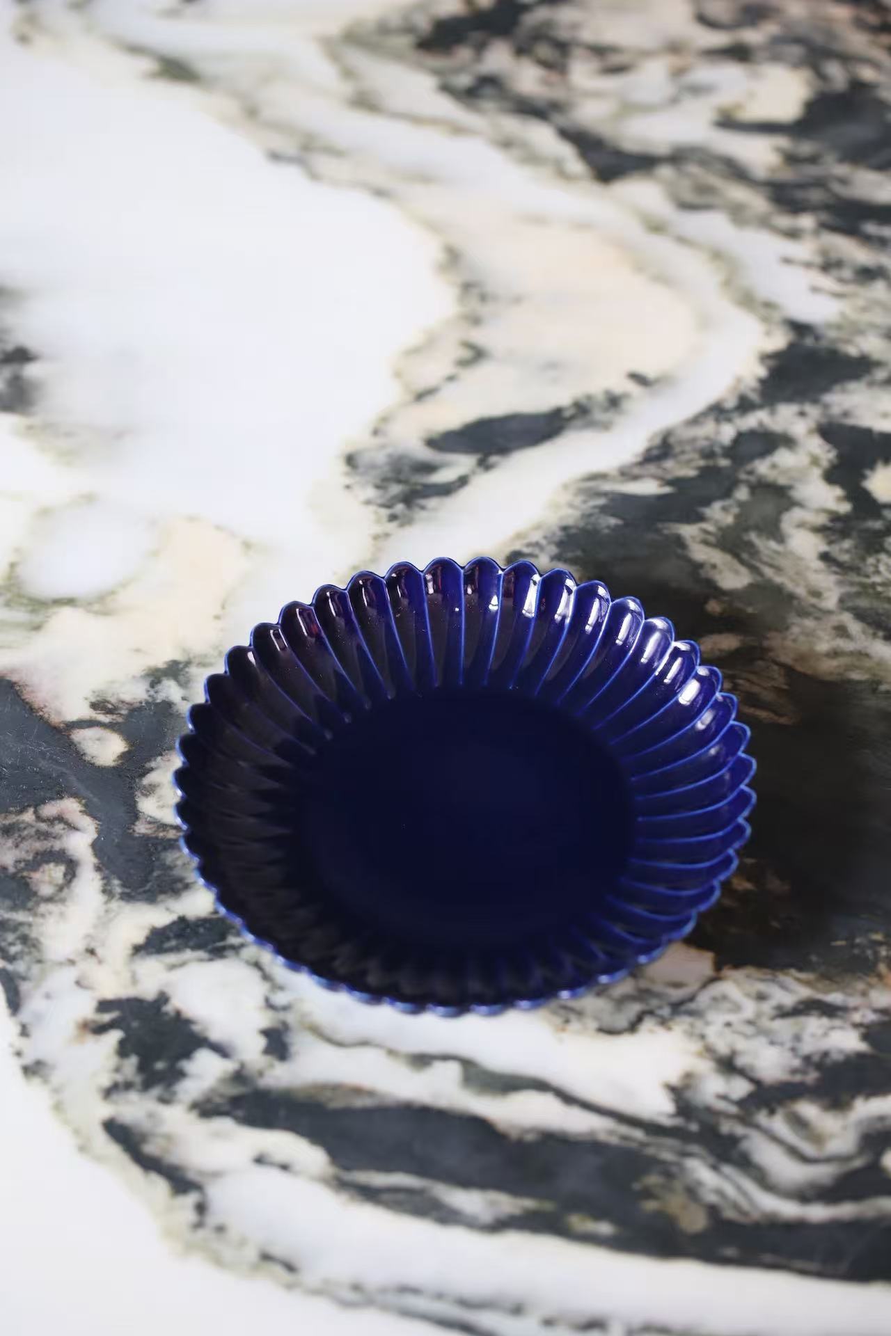 Small Chrysanthemum-petal Dish with Sacrificial-blue Glaze