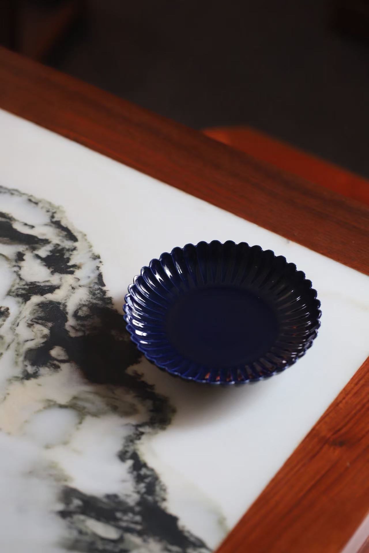 Small Chrysanthemum-petal Dish with Sacrificial-blue Glaze