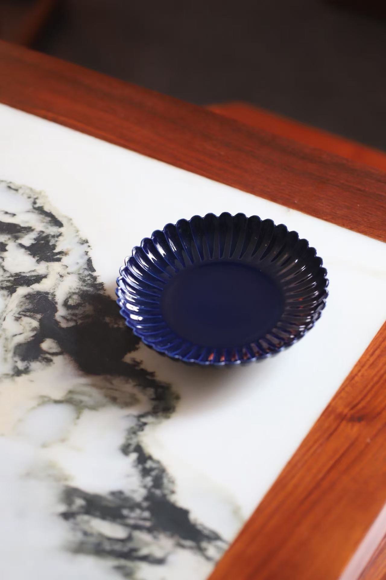 Small Chrysanthemum-petal Dish with Sacrificial-blue Glaze