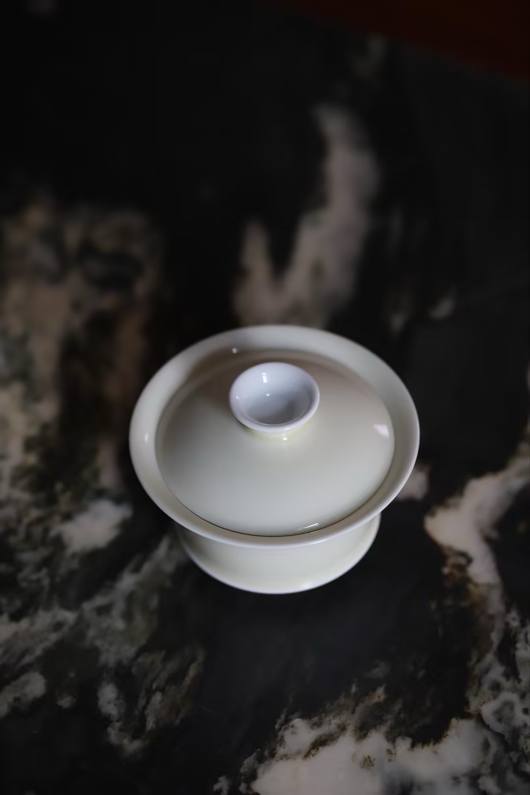 Gaiwan with Cream-yellow Glaze and Incised Cord Pattern