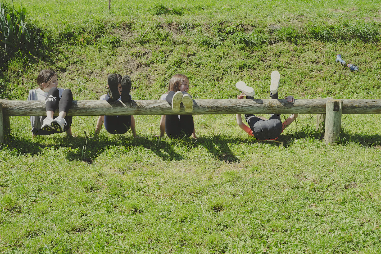 Elèves faisant un cochon pendu sur la une poutre