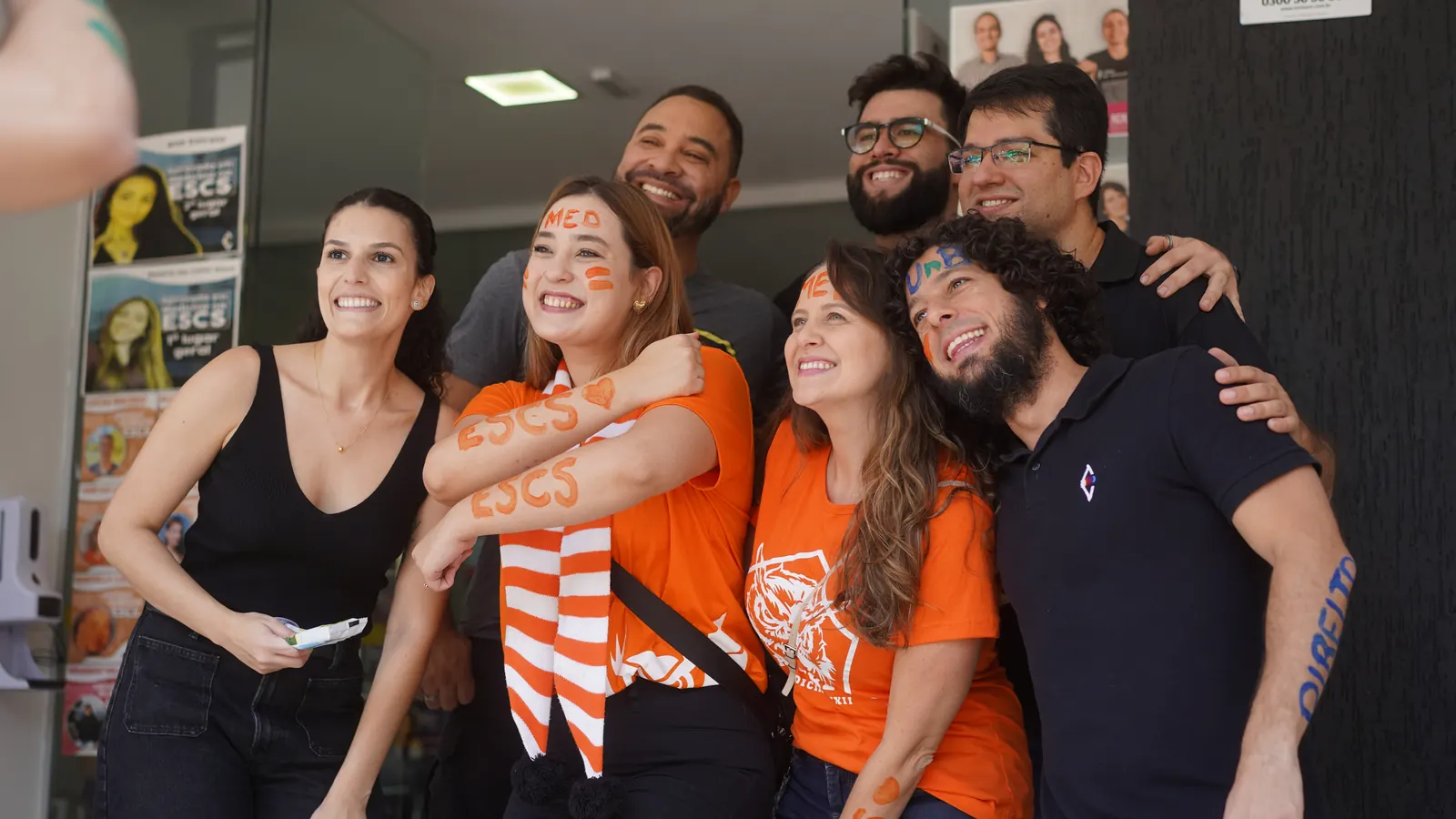 Alunos aprovados comemorando com professores na Academia