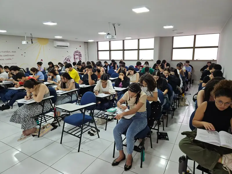 Sala cheia de alunos resolvendo questões na Semana Zero