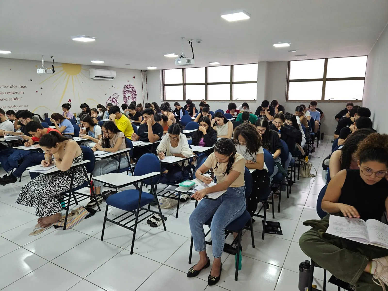 Sala cheia de alunos resolvendo questões na Semana Zero