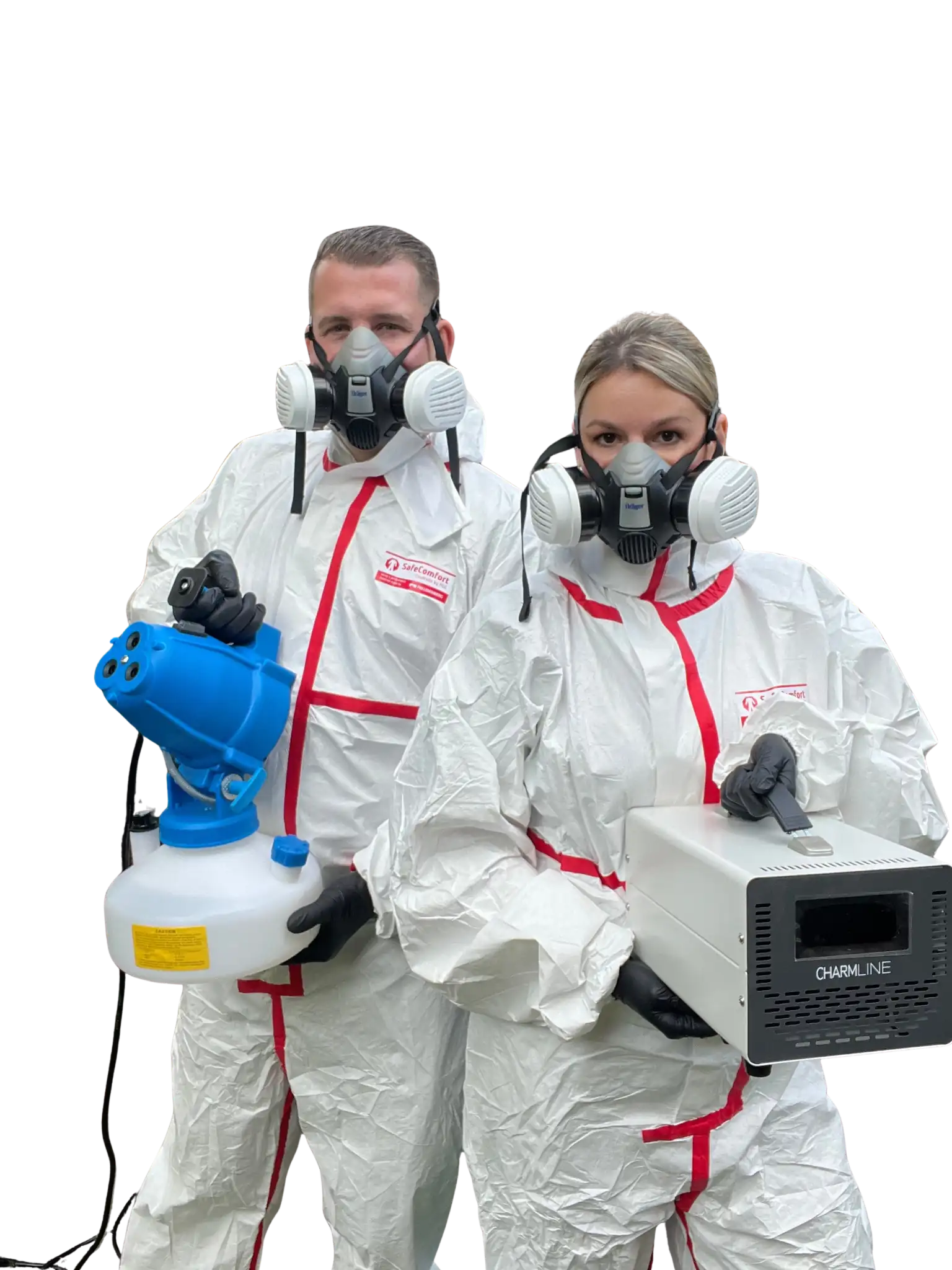 Zwei Personen in weißen Schutzanzügen mit roten Nähten und schwarzen Handschuhen, beide mit Atemschutzmasken; eine Person hält ein blau-weißes Vernebelungsgerät, die andere eine graue Charmline-Maschine.