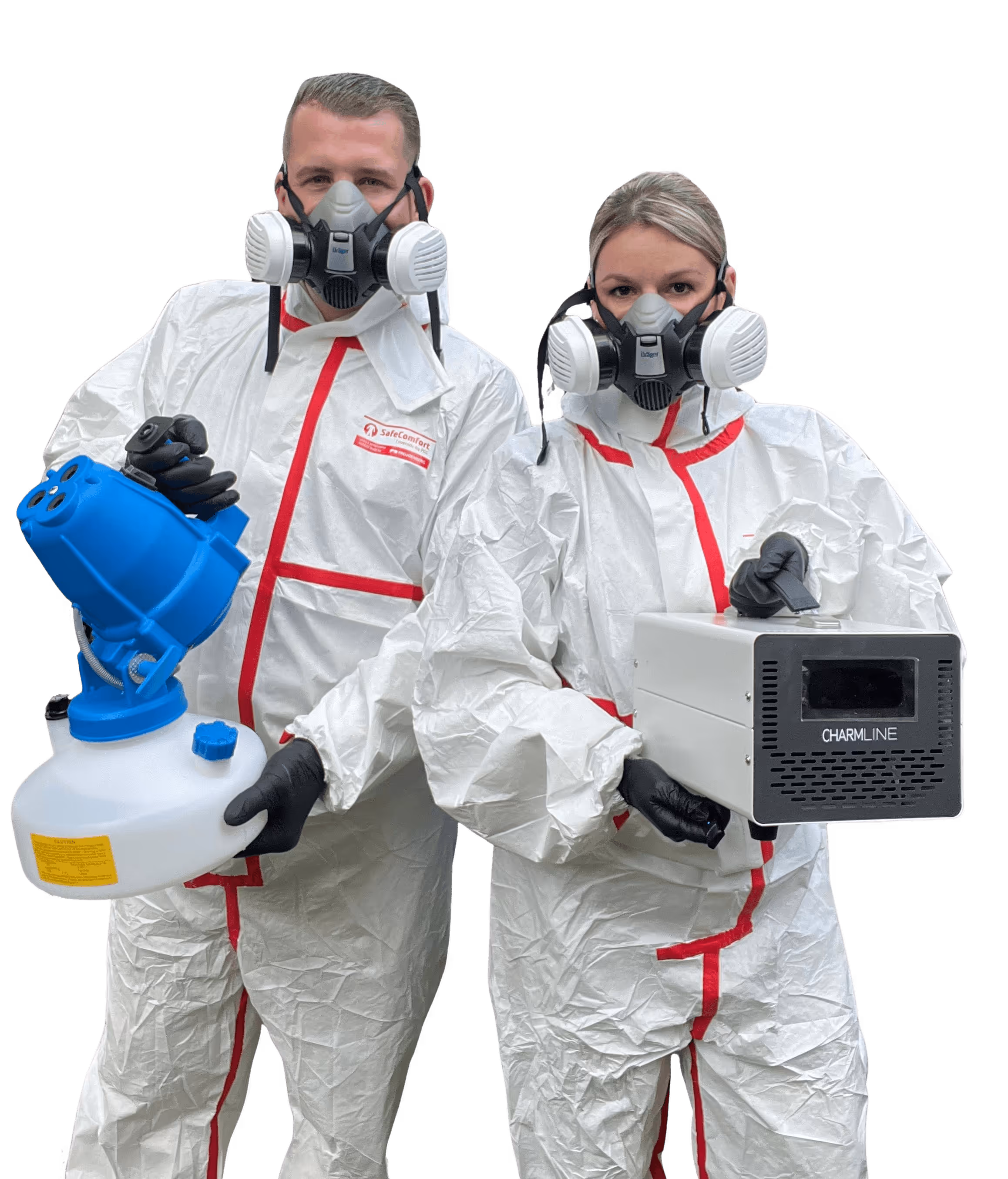 Zwei Personen in weißen Schutzanzügen mit roten Nähten und schwarzen Handschuhen, beide mit Atemschutzmasken; eine Person hält ein blau-weißes Vernebelungsgerät, die andere eine graue Charmline-Maschine.