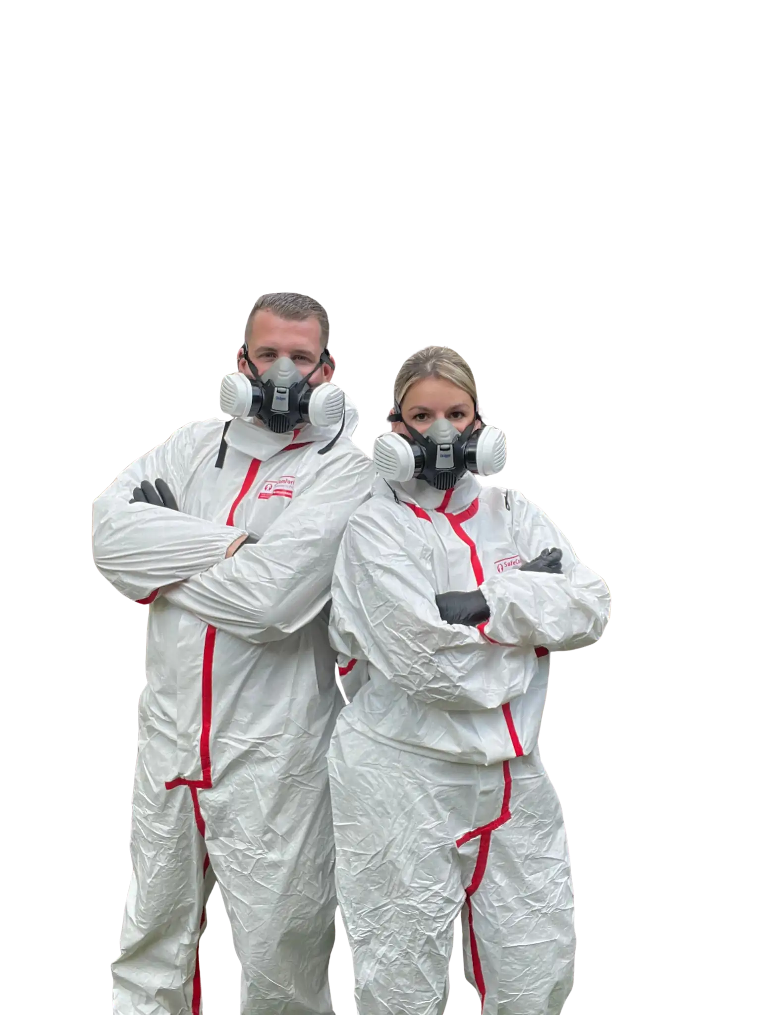Ein Mann und eine Frau in weißen Schutzanzügen mit roten Nähten und Atemschutzmasken, die mit verschränkten Armen stehen.