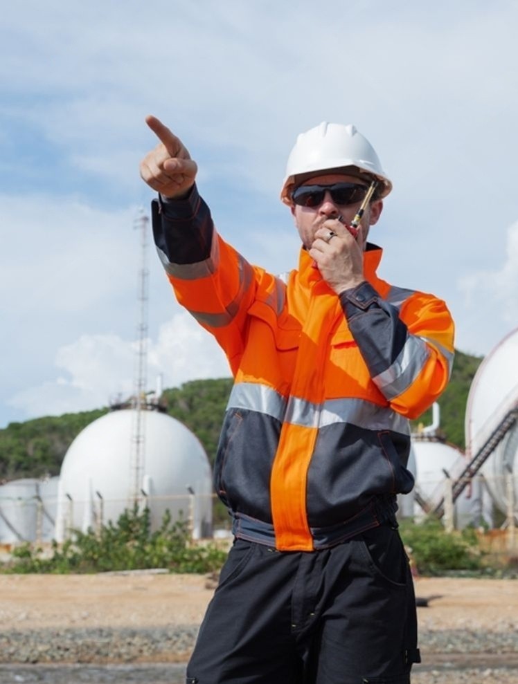 Technicien avec un talkie-walkie
