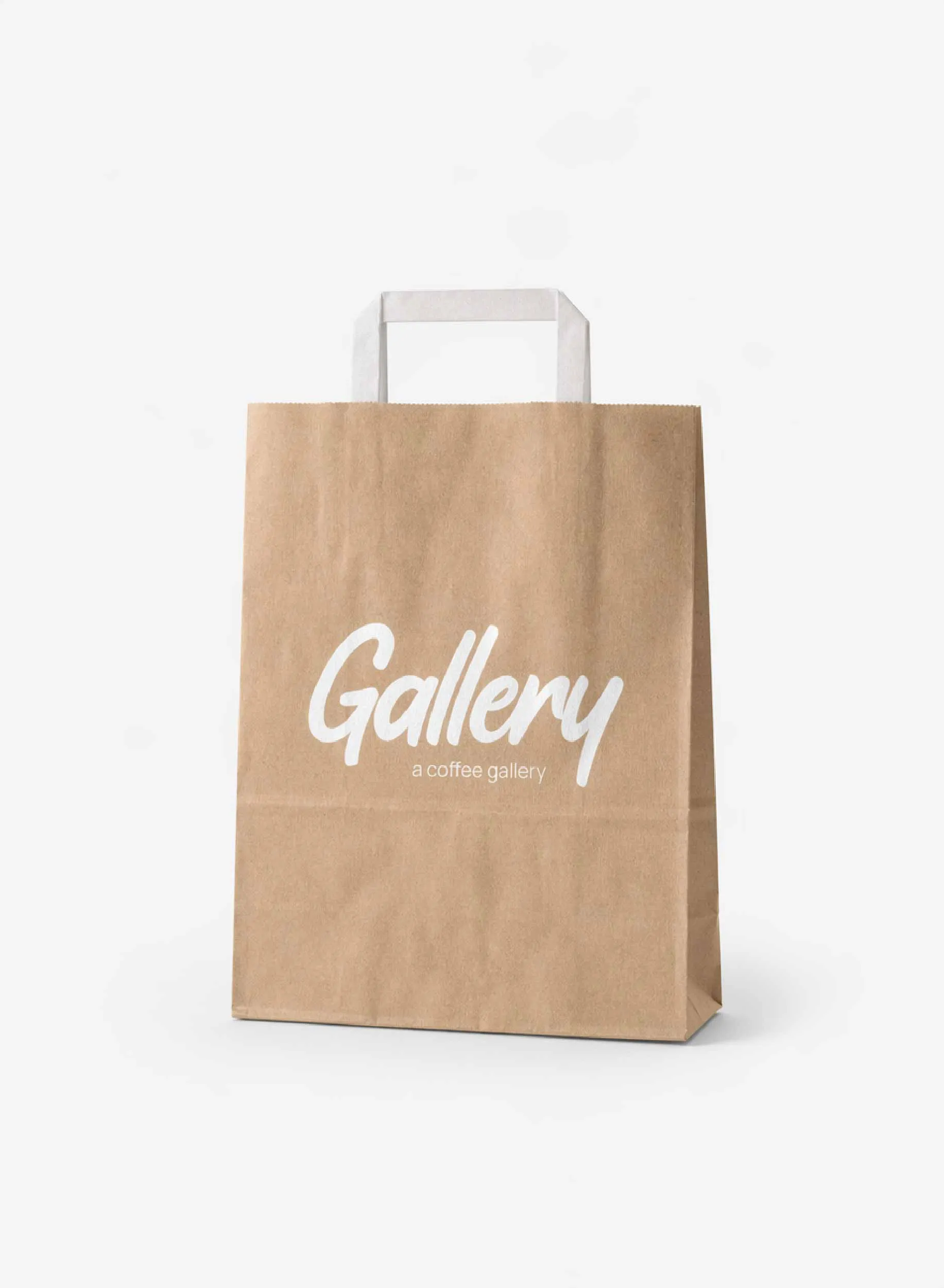 Produktbild på en brun papperskasse med profiltryck och platt handtag.