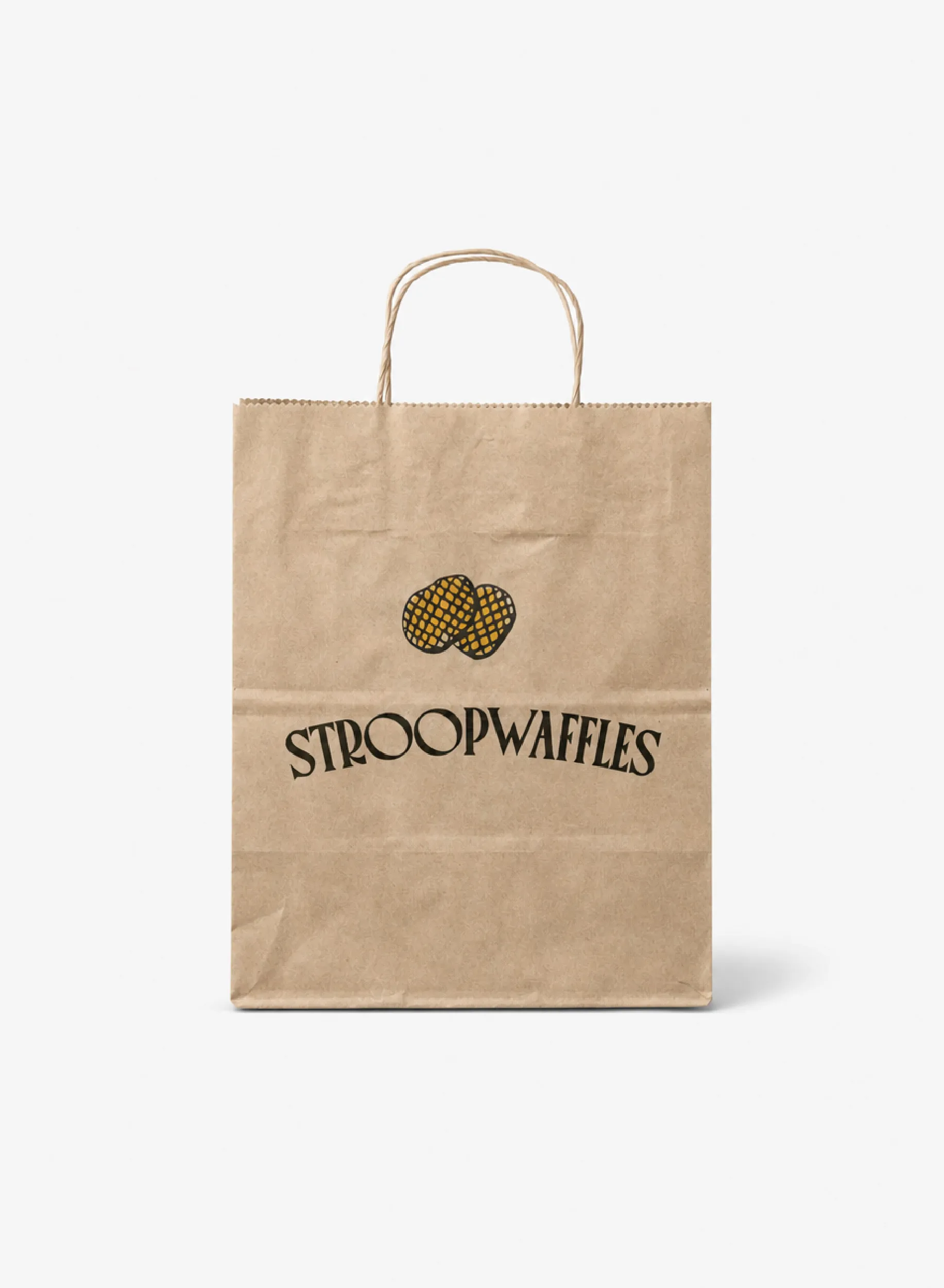 Produktbild på en brun papperskasse med profiltryck och tvinnat handtag.
