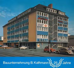 Sechsstöckiges Bürogebäude mit Firmenbeschriftung Bauunternehmung B. Kathmann und einem 25-Jahre Jubiläumsschriftzug am unteren Rand.